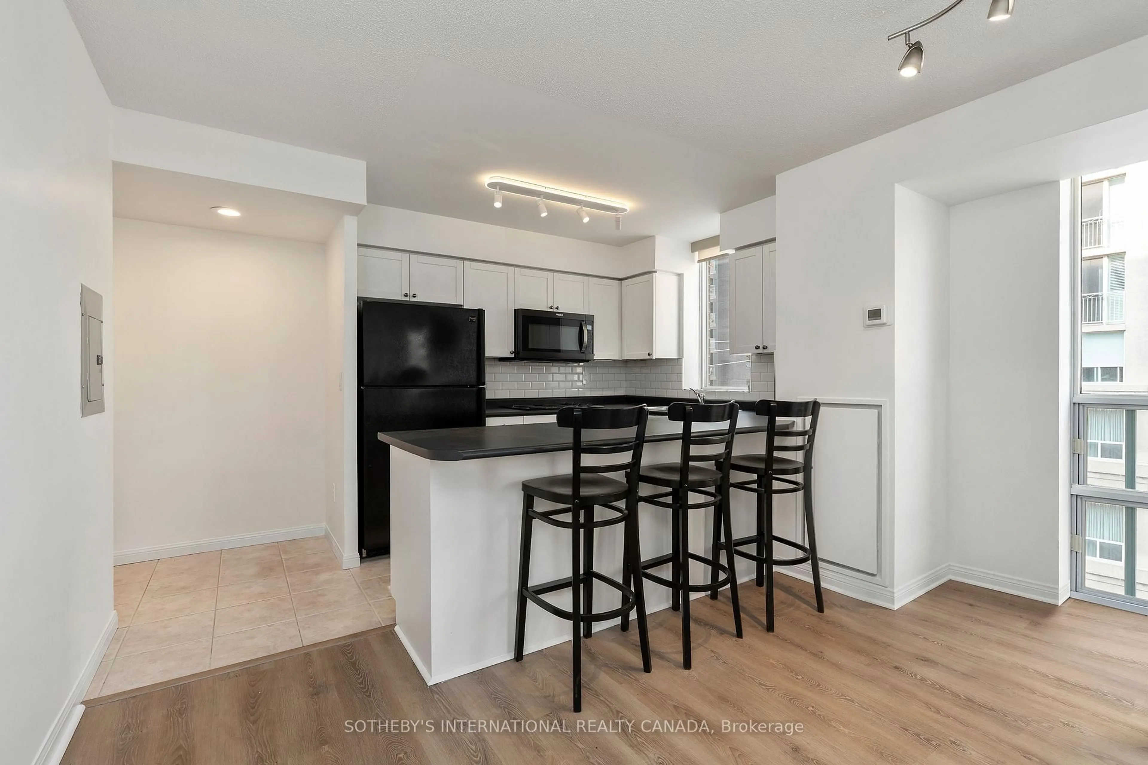 Open concept kitchen, wood/laminate floor for 311 Richmond St #408, Toronto Ontario M5A 4S8