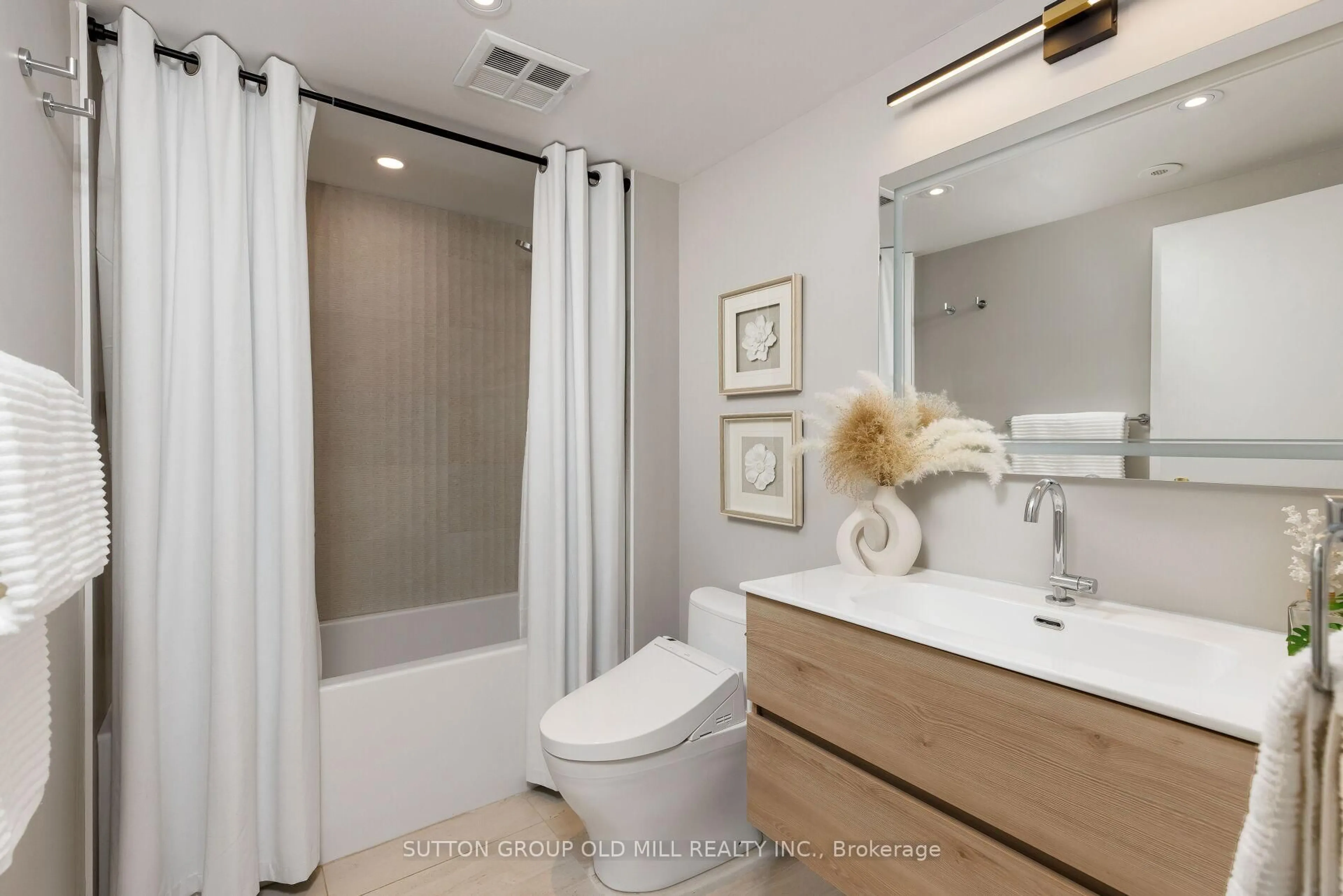 Contemporary bathroom, ceramic/tile floor for 46 Western Battery Rd #809, Toronto Ontario M6K 3P1