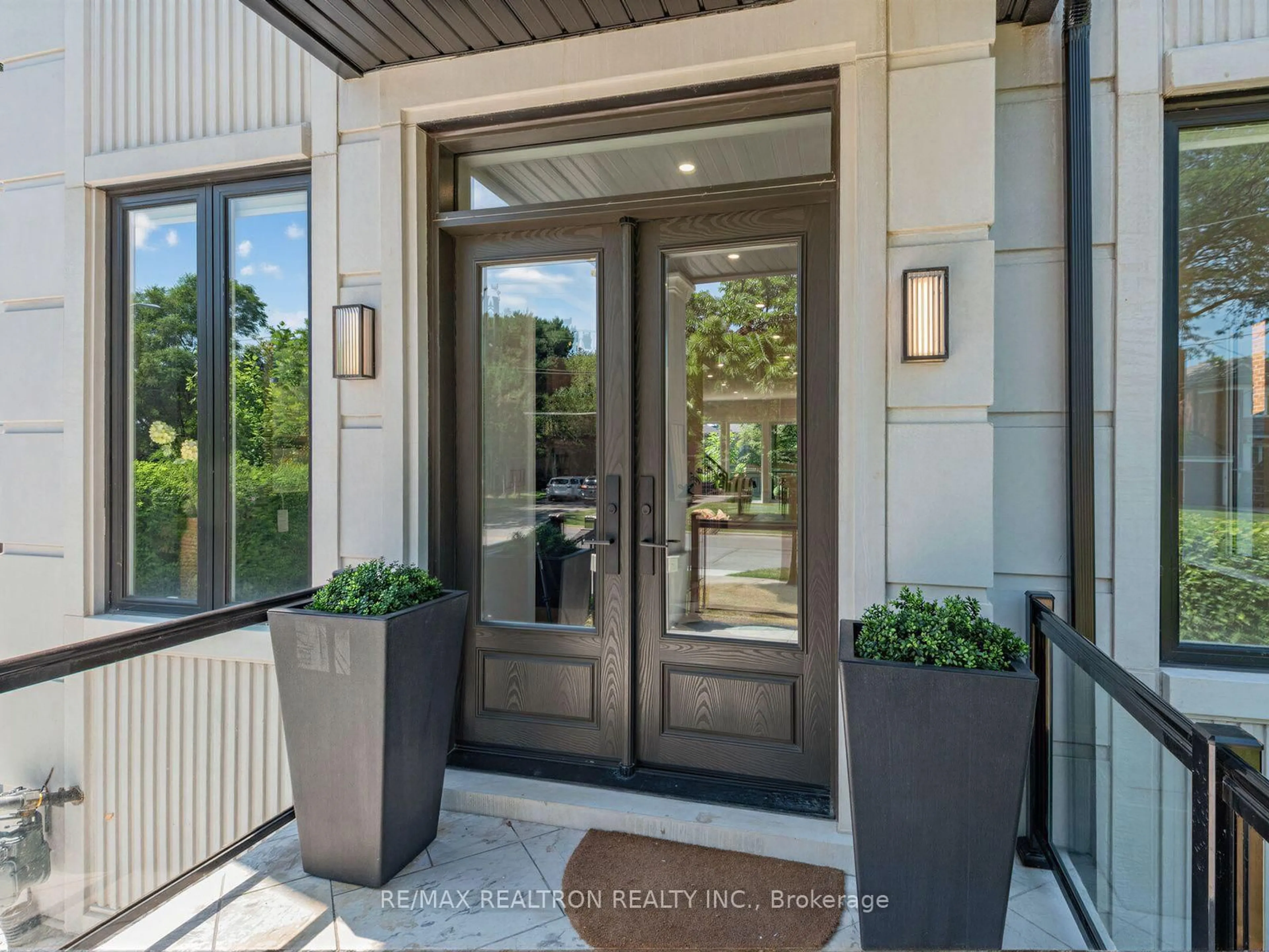 Indoor entryway for 303 Ridley Blvd, Toronto Ontario M3H 1K8