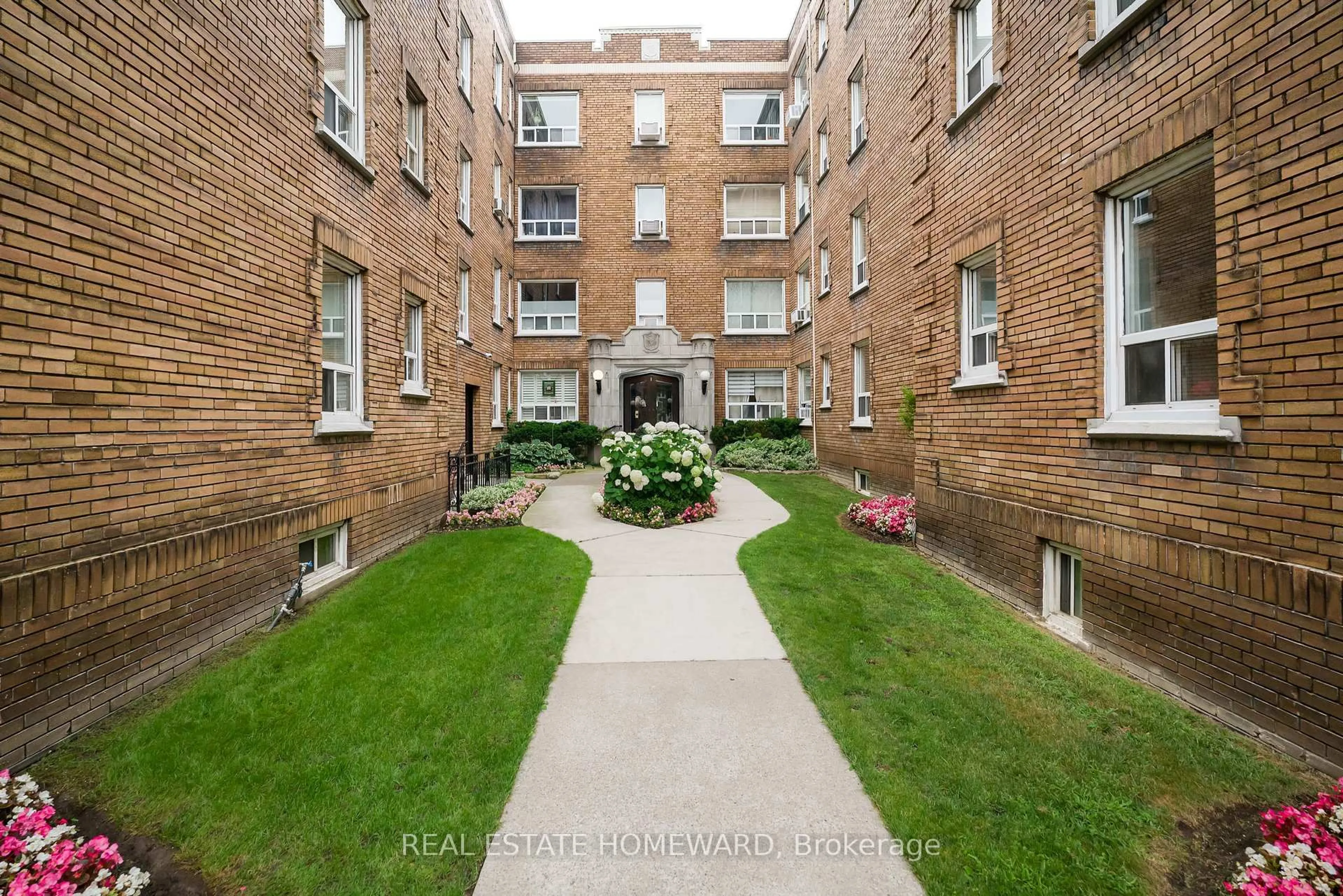Patio, street for 100 Oriole Pkwy #206, Toronto Ontario M5P 2G8