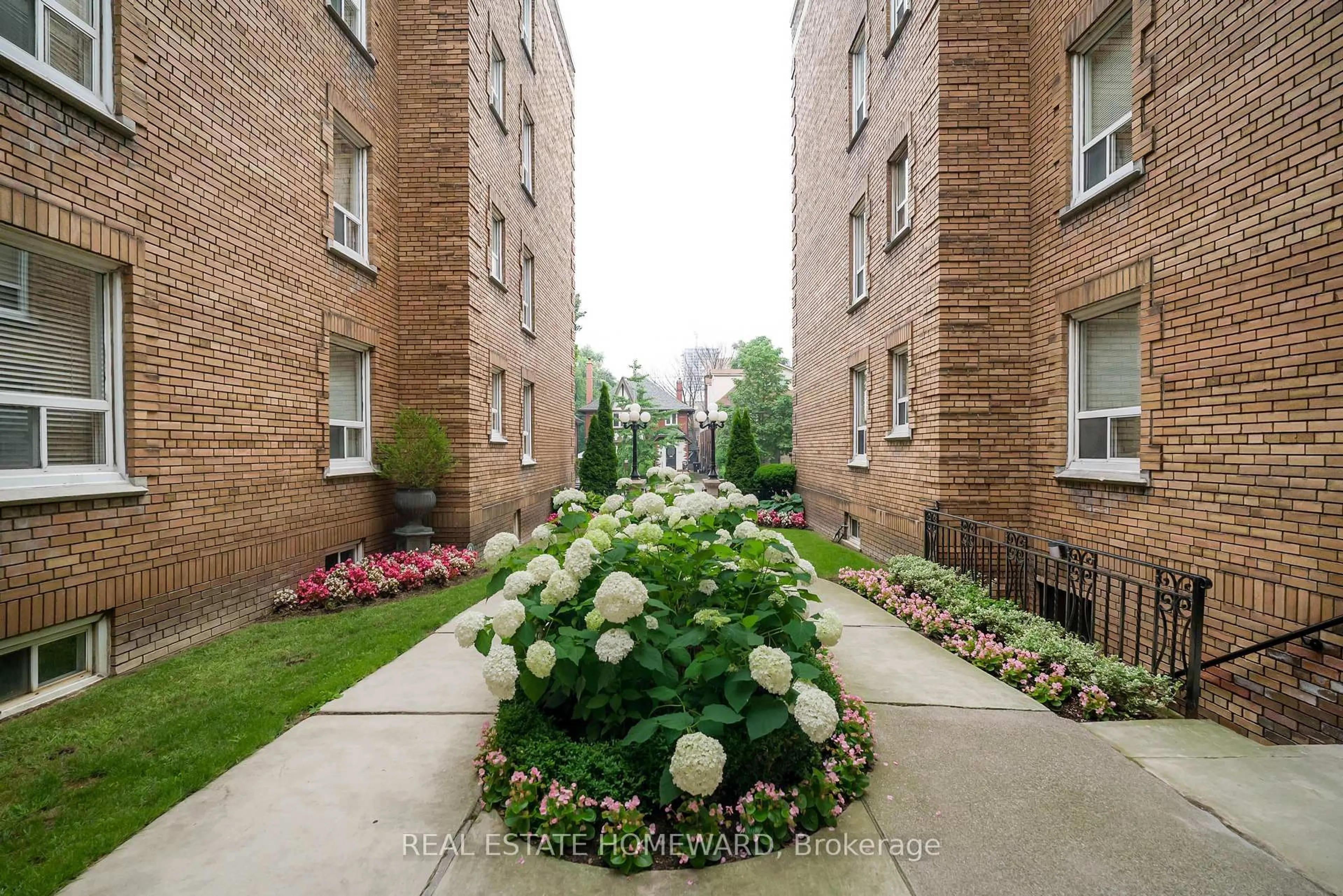 Patio, street for 100 Oriole Pkwy #206, Toronto Ontario M5P 2G8