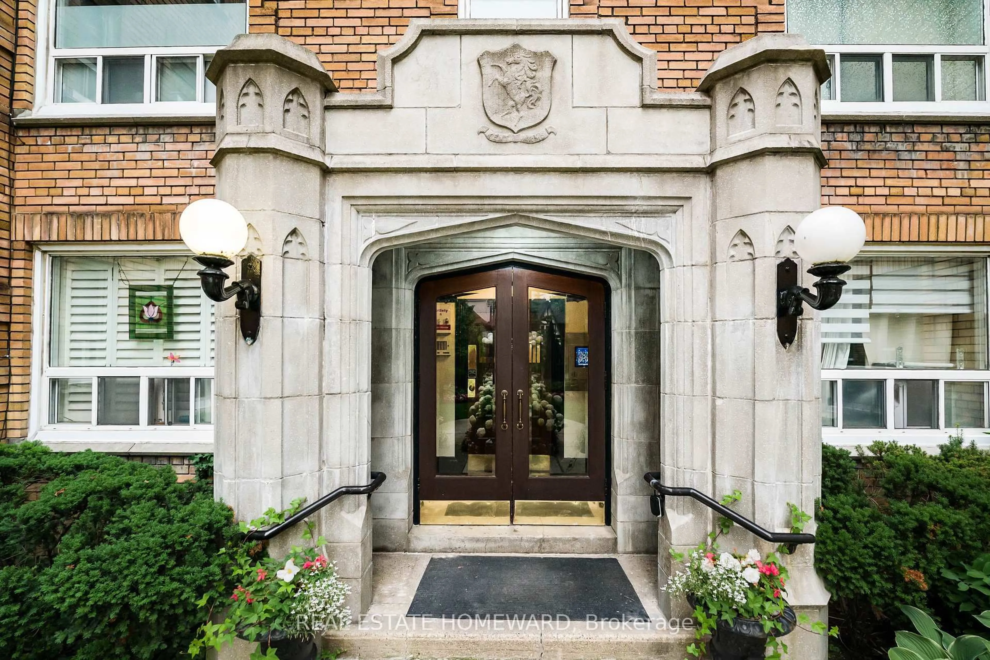 Indoor entryway for 100 Oriole Pkwy #206, Toronto Ontario M5P 2G8