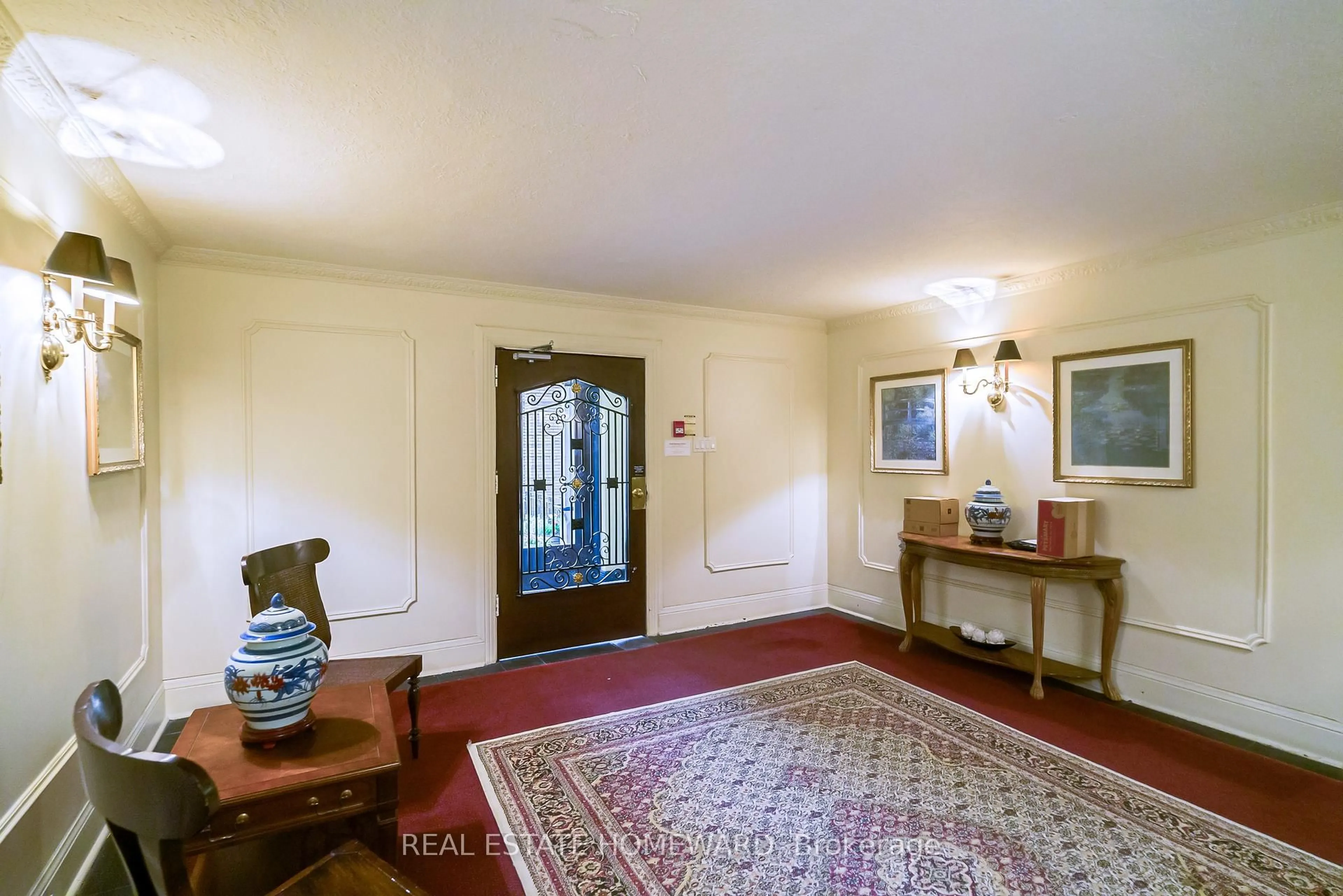 Indoor foyer for 100 Oriole Pkwy #206, Toronto Ontario M5P 2G8