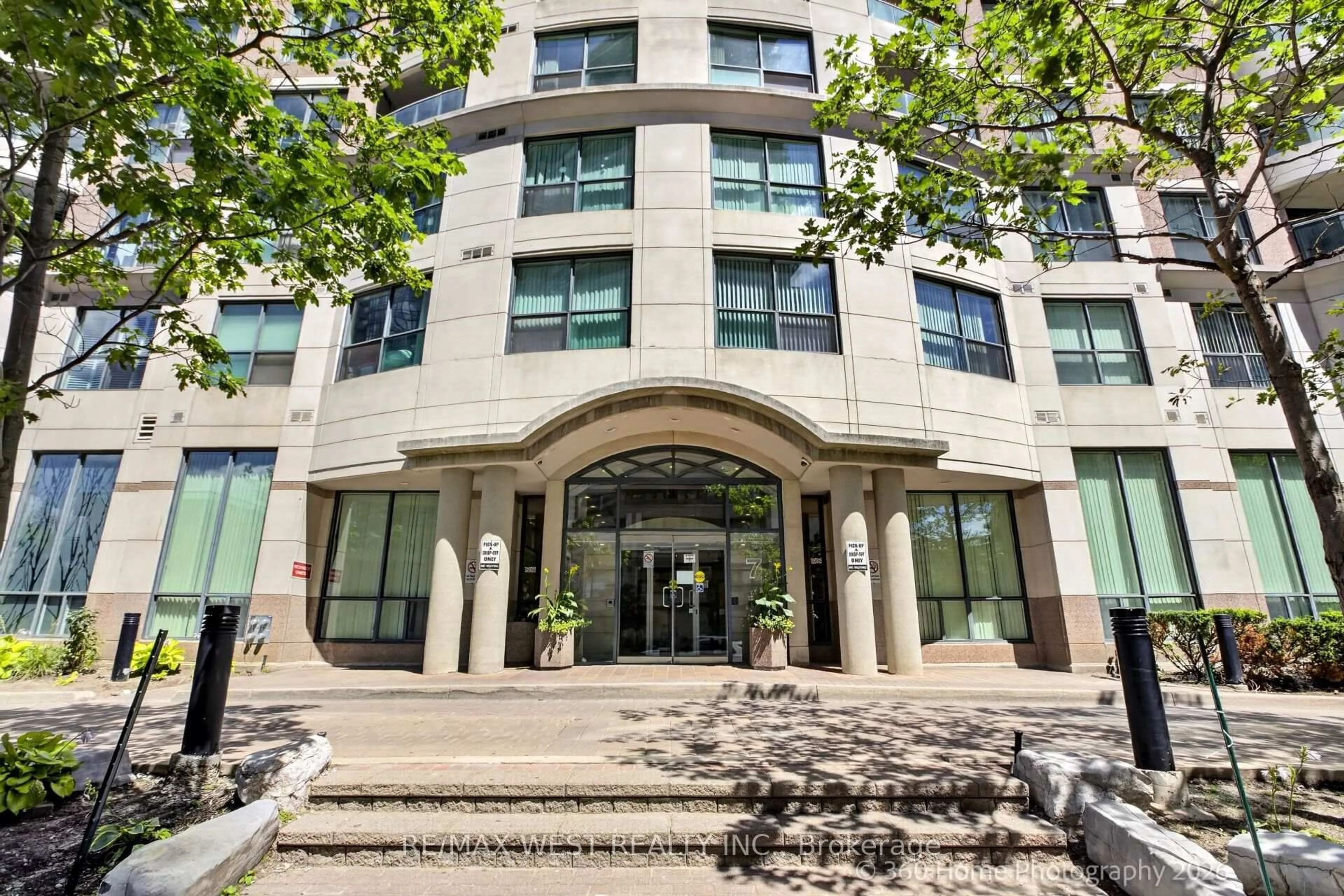 Indoor foyer for 7 Lorraine Dr #706, Toronto Ontario M2N 7H2