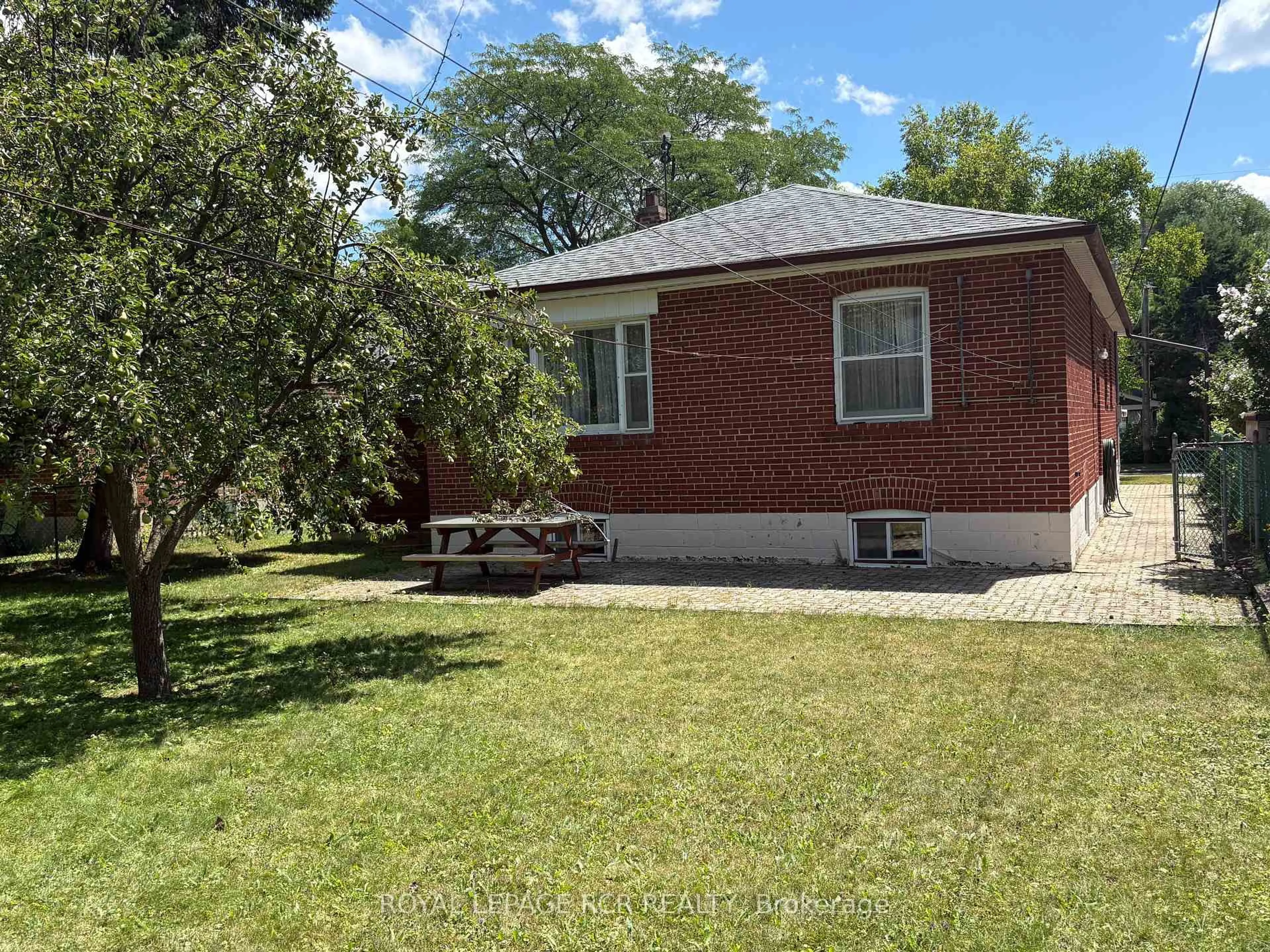 A pic from outside/outdoor area/front of a property/back of a property/a pic from drone, street for 218 Park Home Ave, Toronto Ontario M2R 1A2