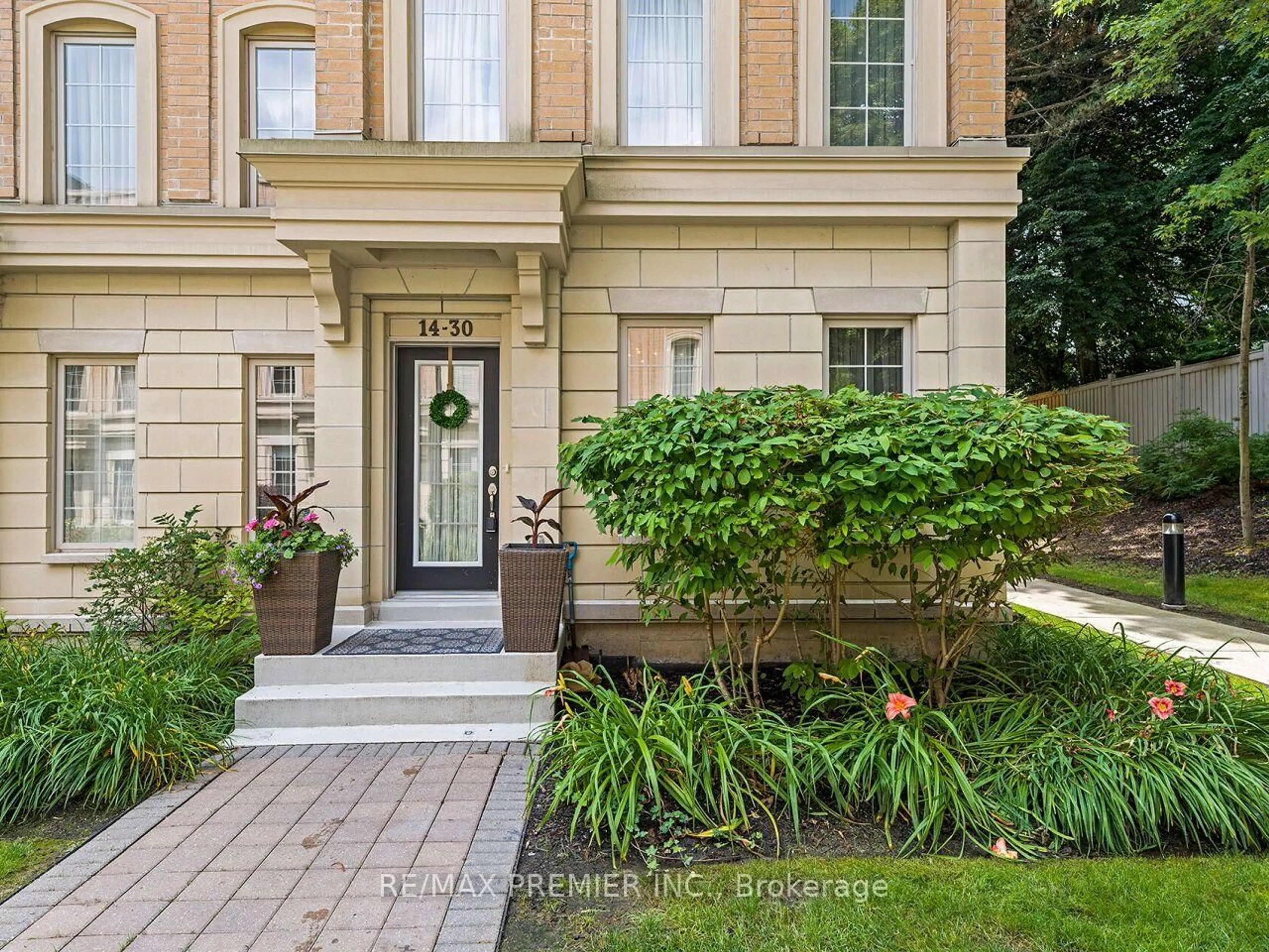 Indoor entryway for 30 Hargrave Lane #14, Toronto Ontario M4N 0A4
