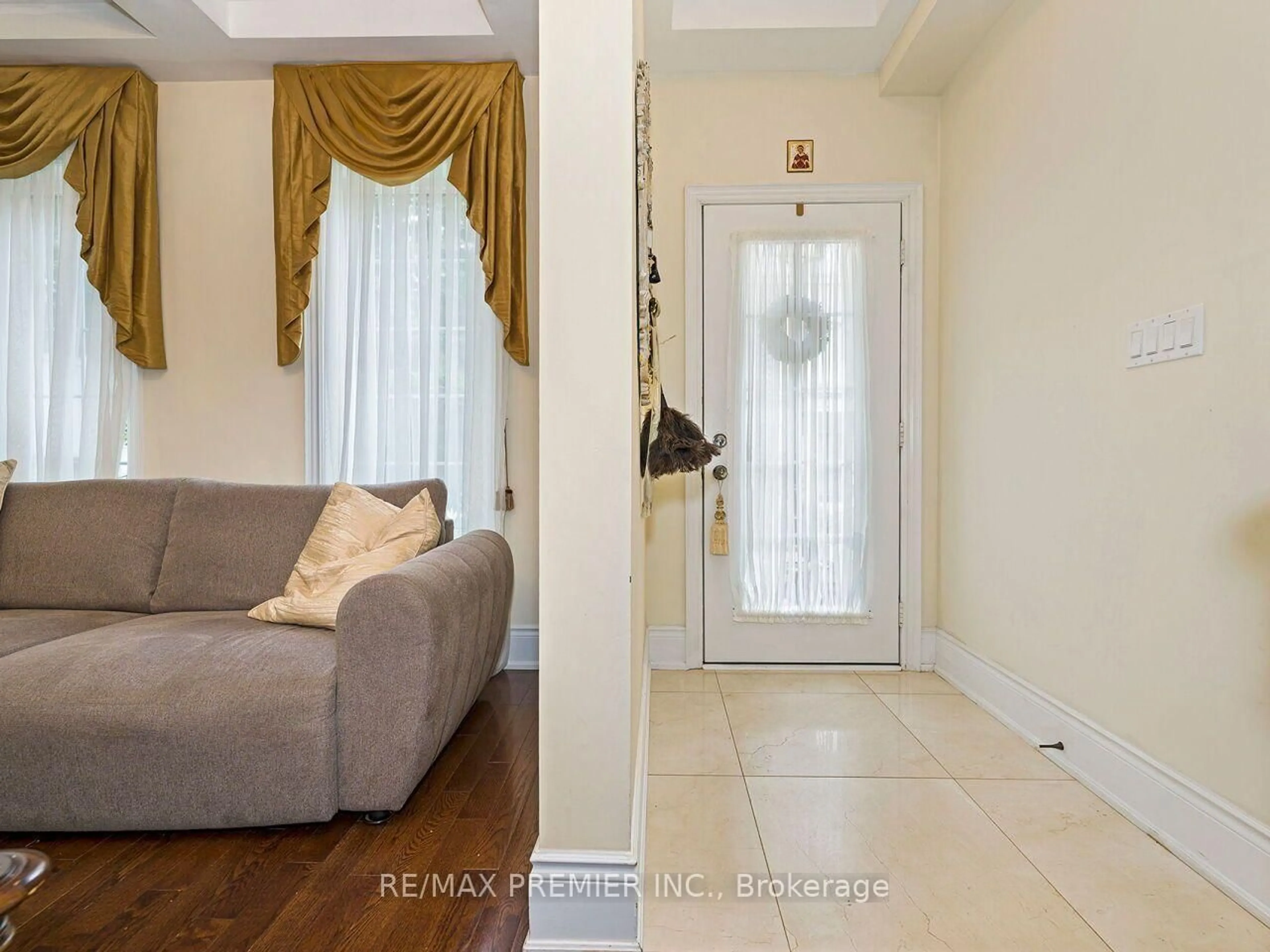 Indoor entryway for 30 Hargrave Lane #14, Toronto Ontario M4N 0A4