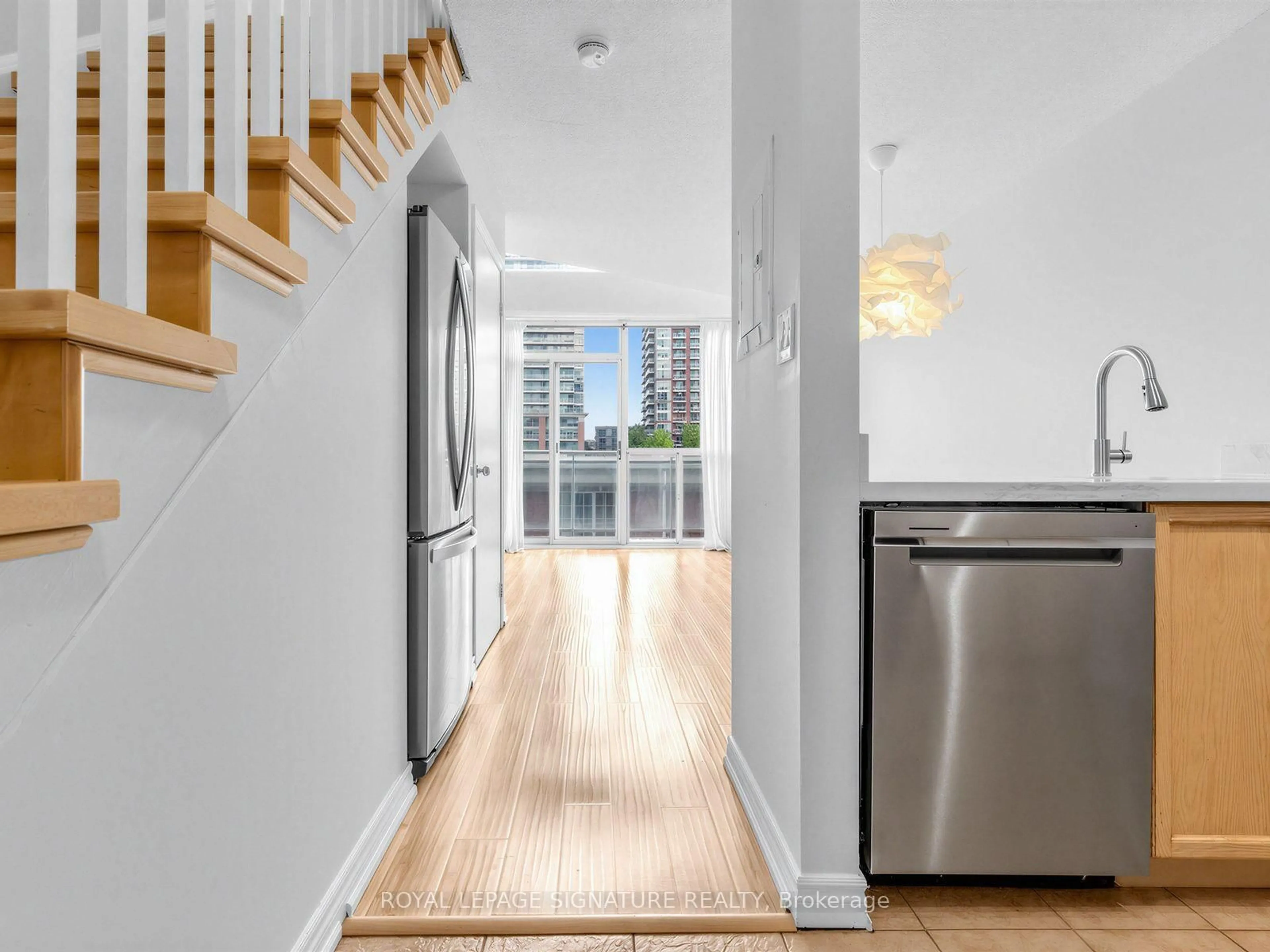 Indoor entryway for 1029 King St #438, Toronto Ontario M6K 3M9