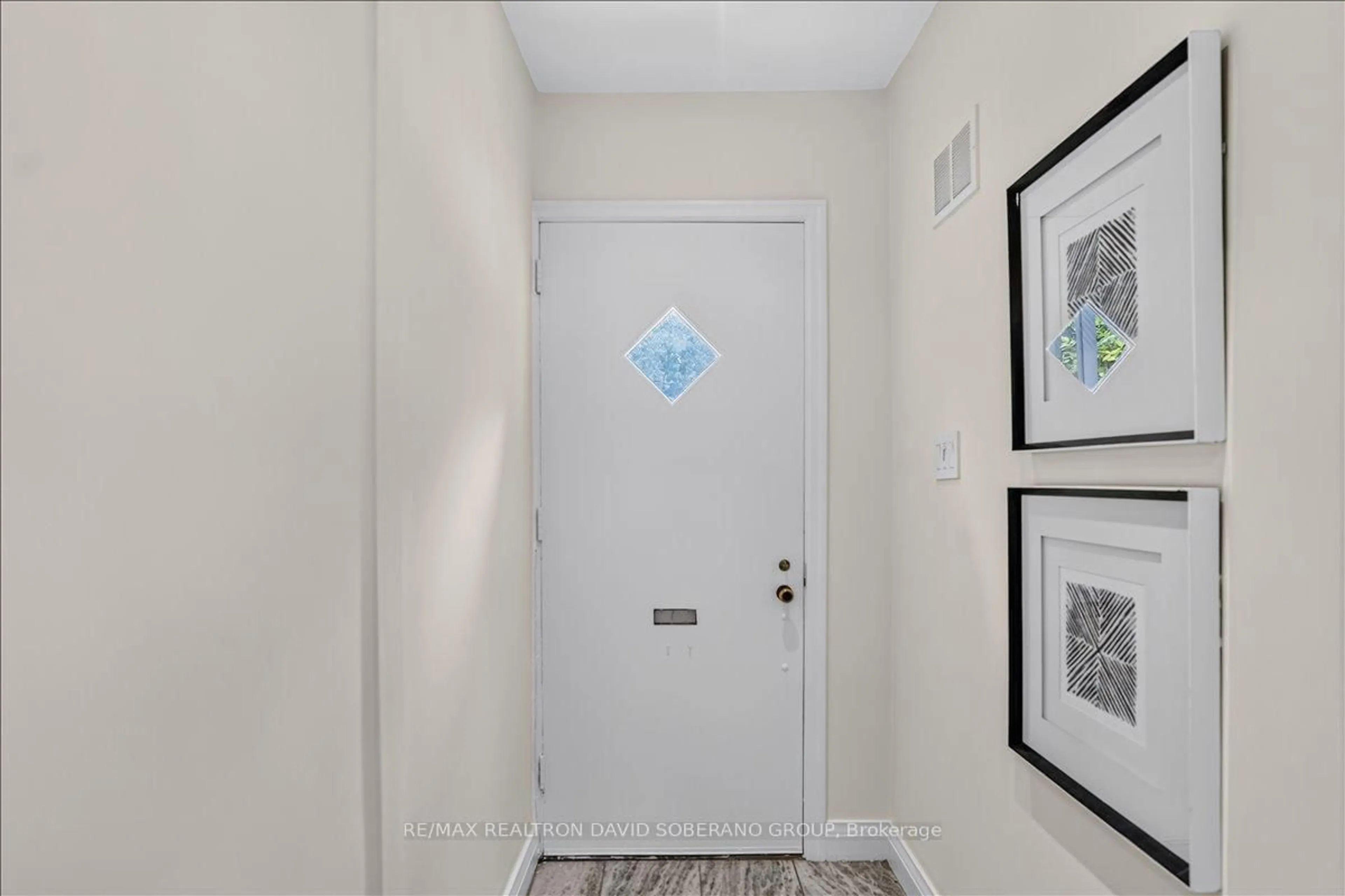 Indoor entryway for 42 De Quincy Blvd, Toronto Ontario M3H 1Y5