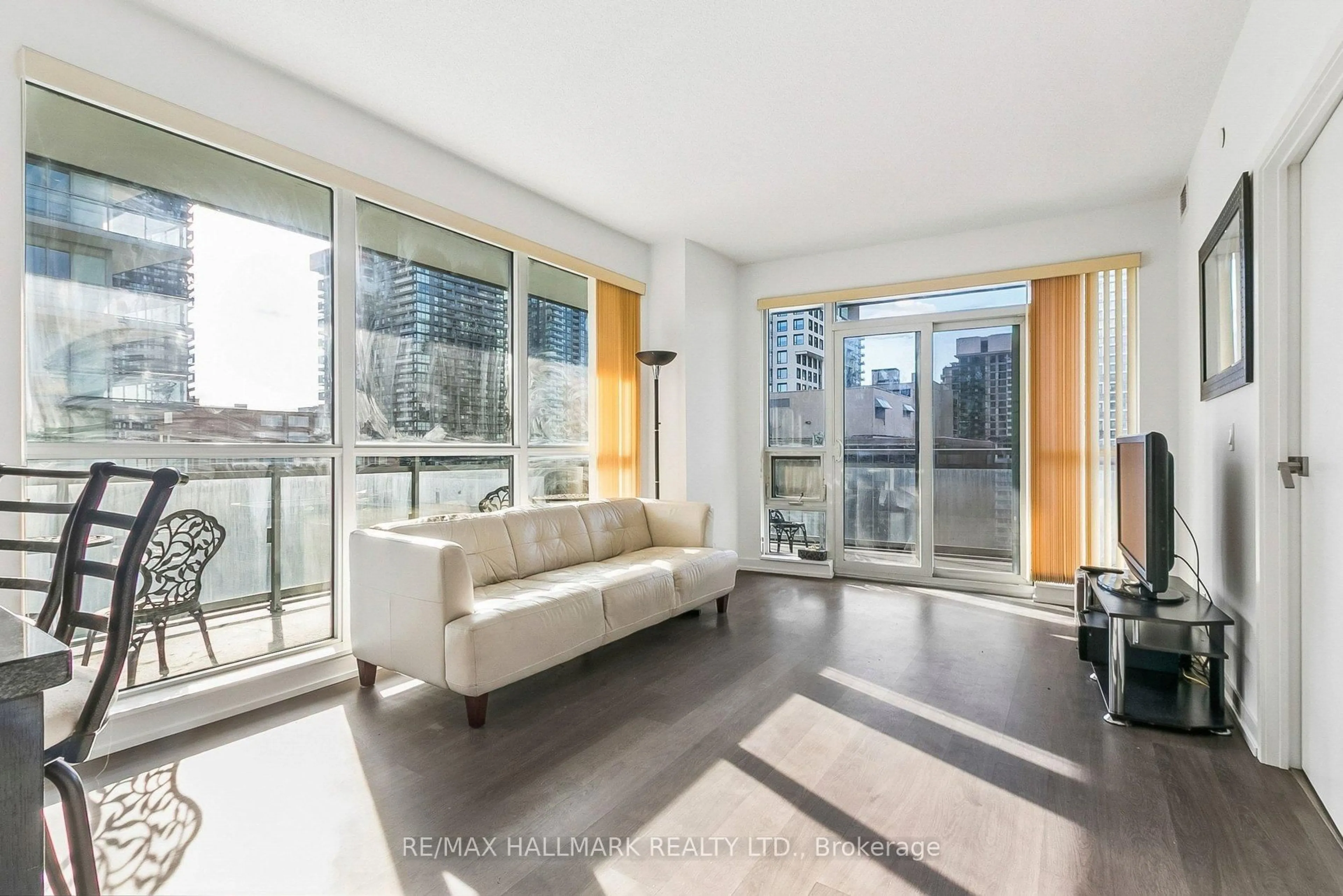 Living room with furniture, unknown for 98 Lillian St #1212, Toronto Ontario M4S 0A5