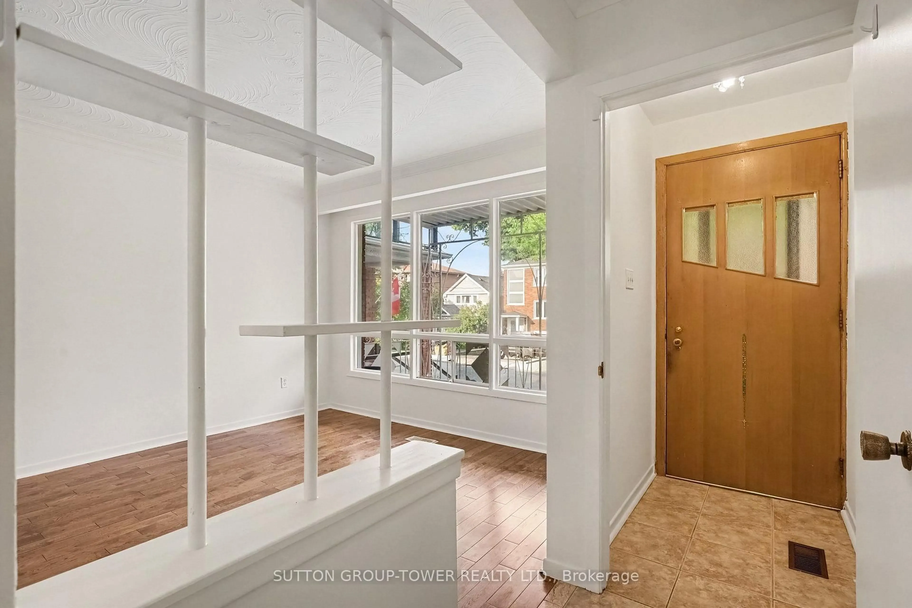 Indoor foyer for 164 Robina Ave, Toronto Ontario M6C 3Y7