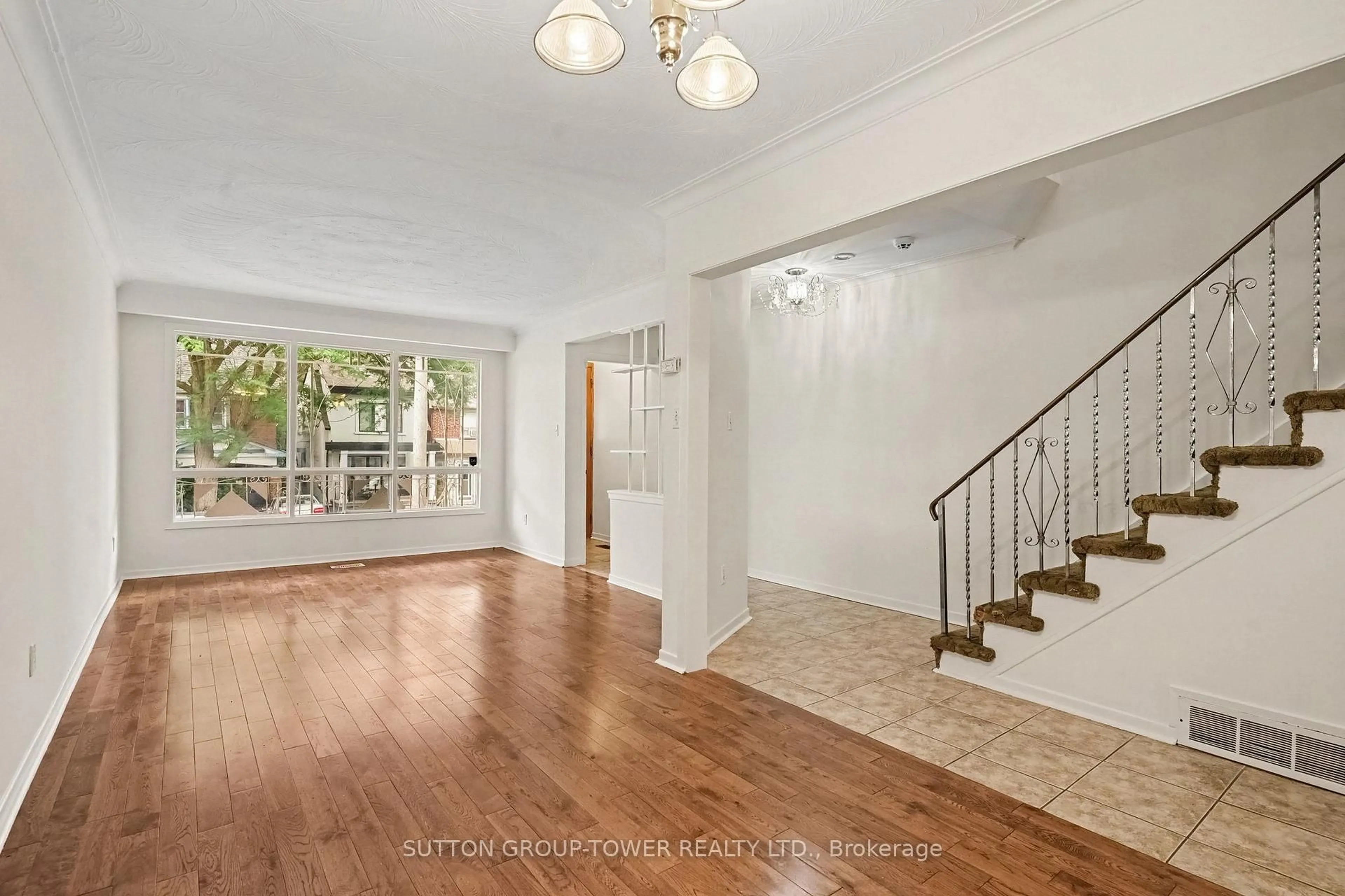 Indoor foyer for 164 Robina Ave, Toronto Ontario M6C 3Y7
