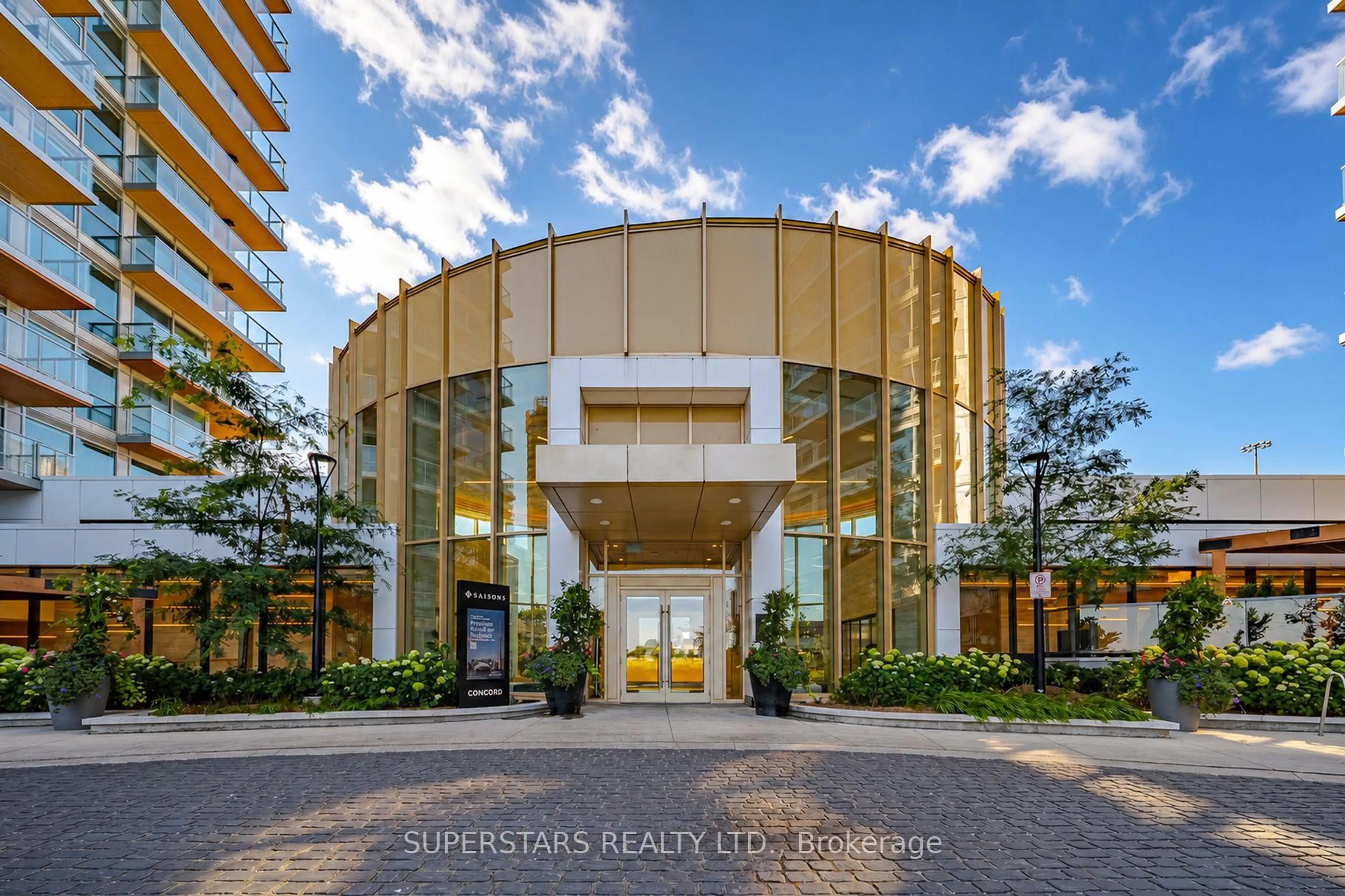 Indoor foyer for 27 McMahon Dr #810, Toronto Ontario M2K 0J2