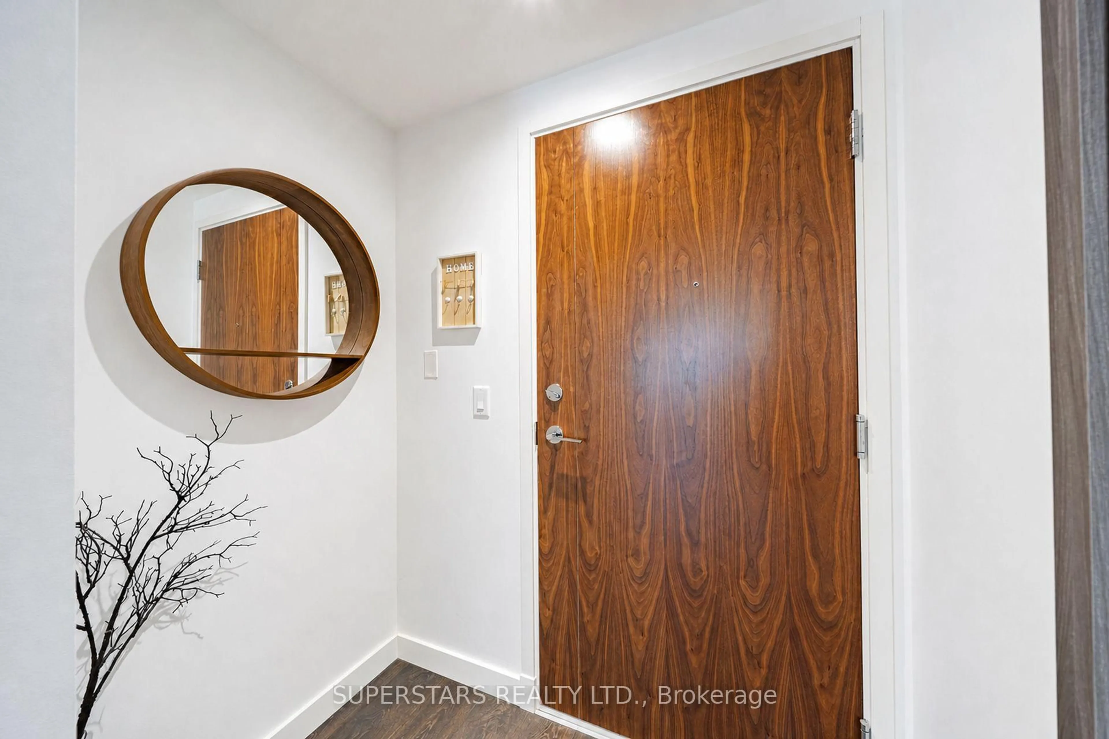 Indoor entryway for 27 McMahon Dr #810, Toronto Ontario M2K 0J2