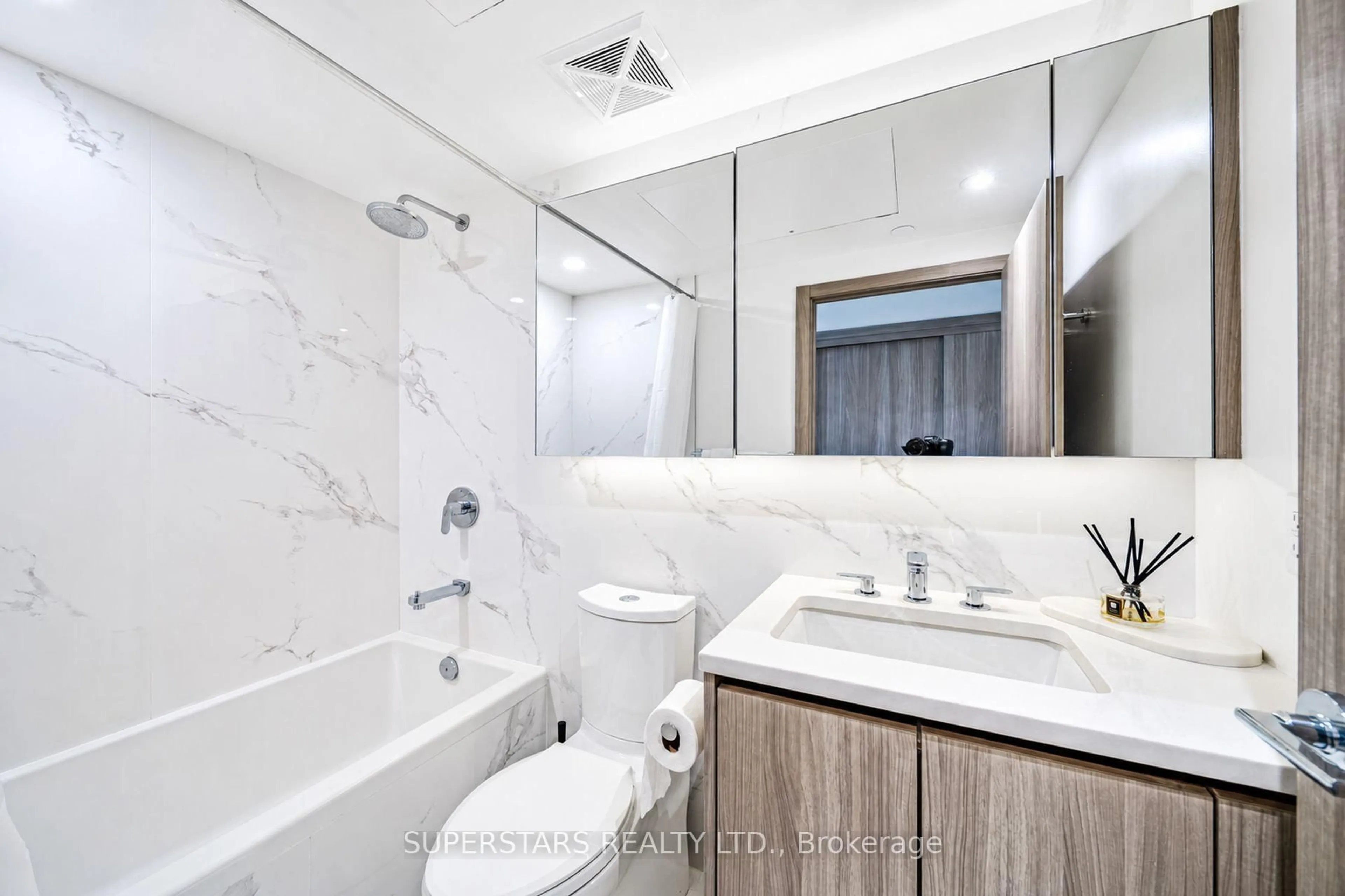 Standard bathroom, ceramic/tile floor for 27 McMahon Dr #810, Toronto Ontario M2K 0J2