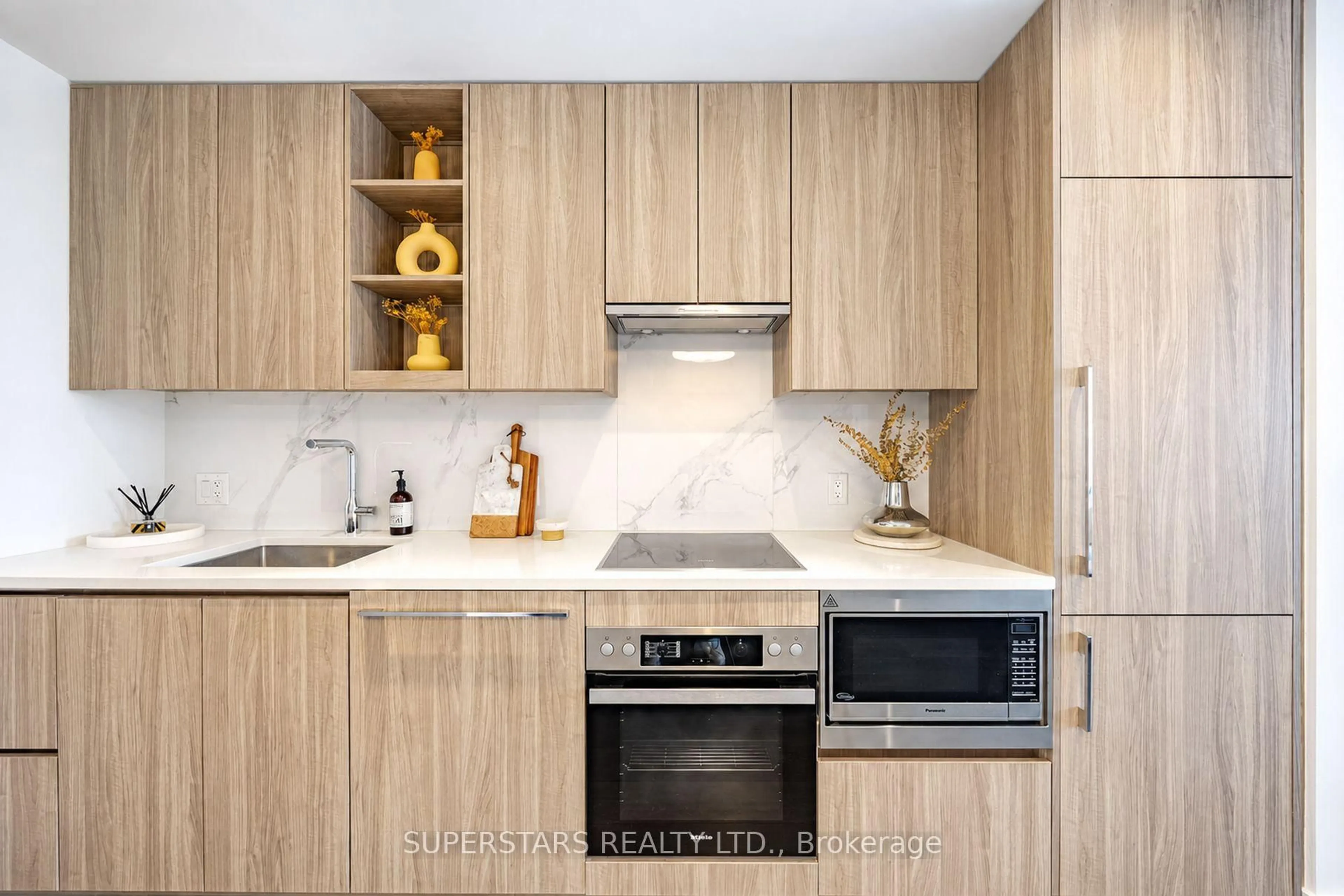 Contemporary kitchen, wood/laminate floor for 27 McMahon Dr #810, Toronto Ontario M2K 0J2