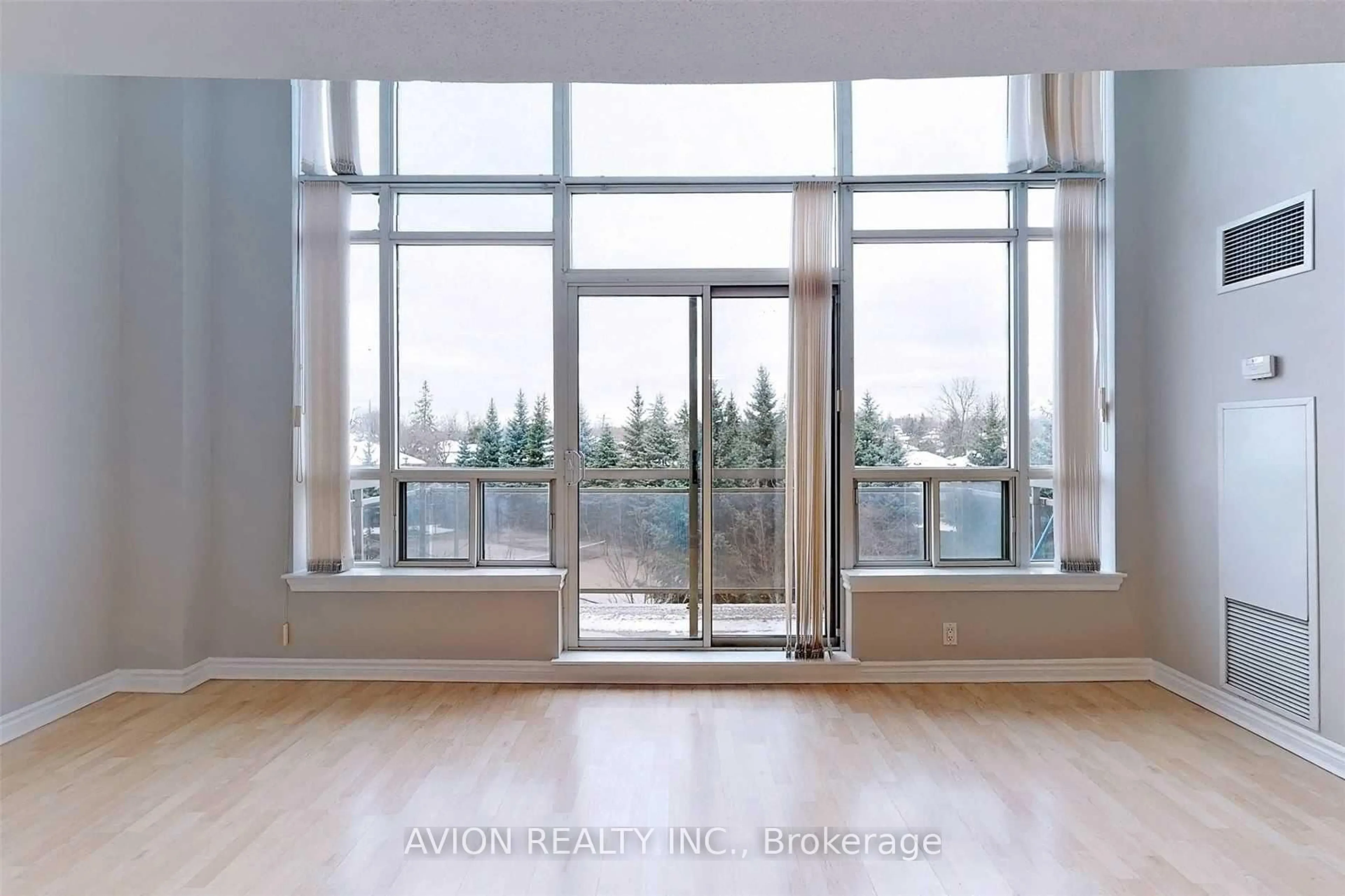 Indoor foyer for 1720 Eglinton Ave #320, Toronto Ontario M4A 2X8