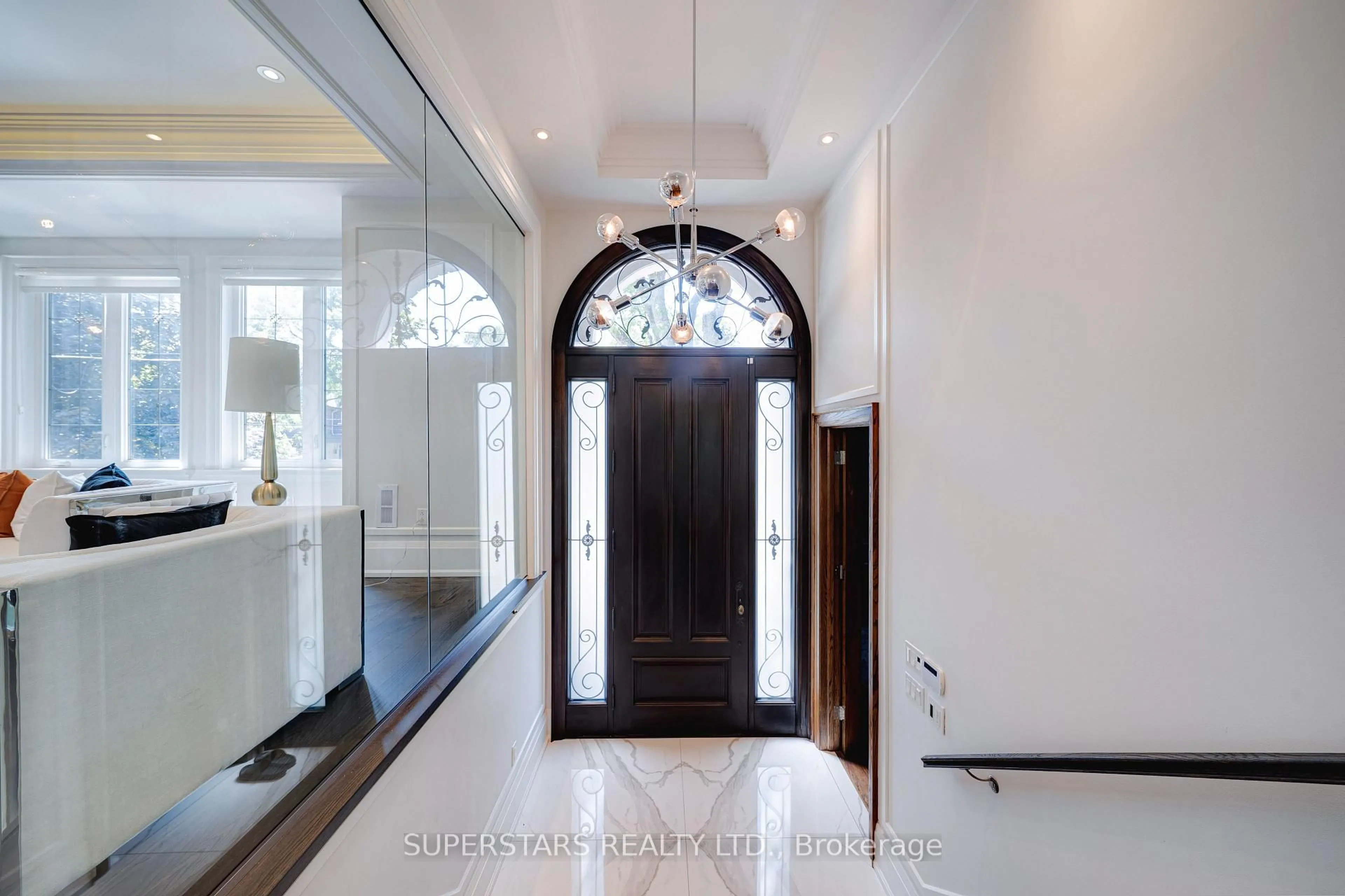 Indoor entryway for 76 Bevdale Rd, Toronto Ontario M2R 1L7