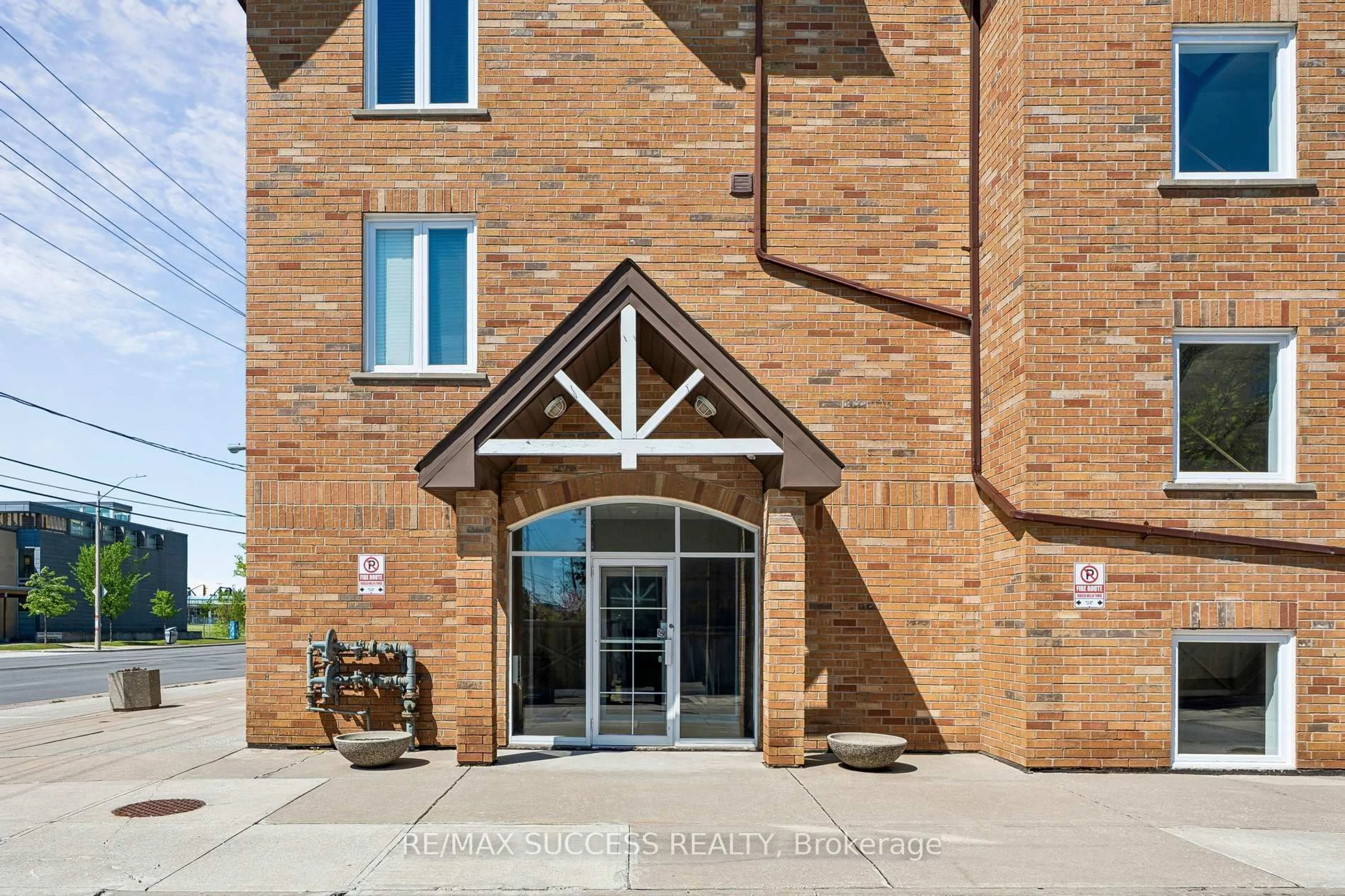 Indoor foyer for 1000 Sheppard Ave #301, Toronto Ontario M3H 2T6