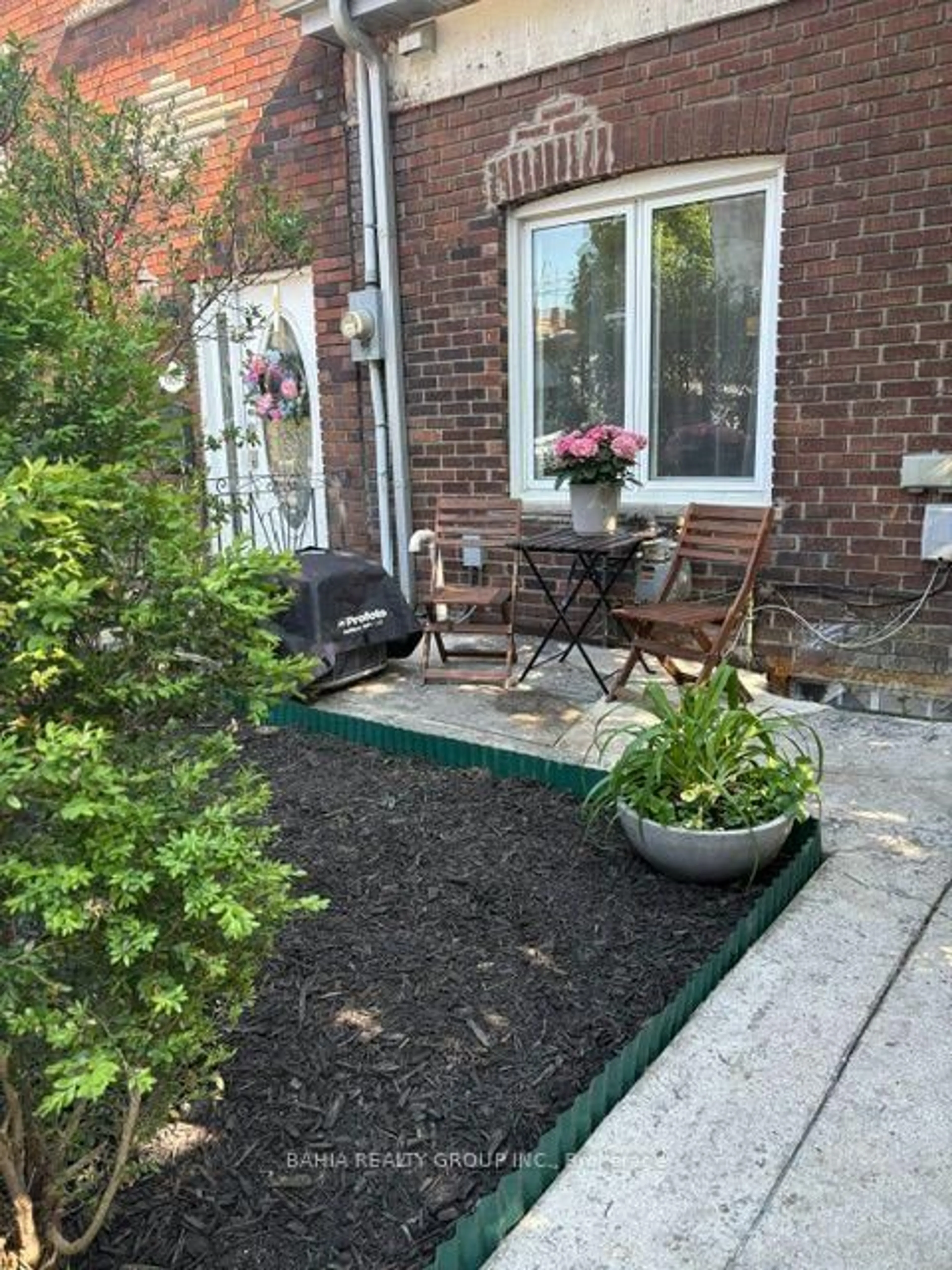 Patio, street for 687 Richmond St, Toronto Ontario M6J 1C4