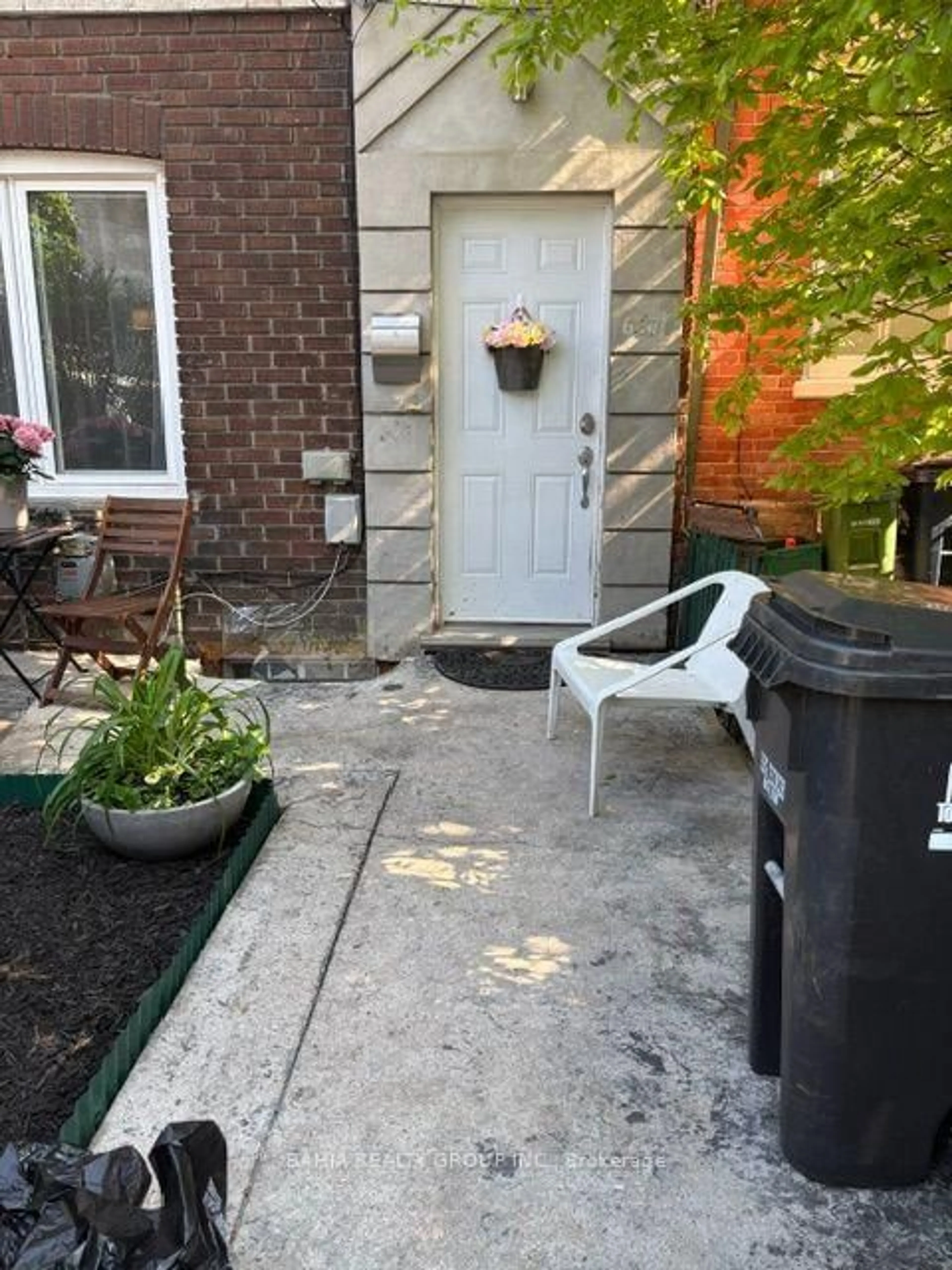 Patio, street for 687 Richmond St, Toronto Ontario M6J 1C4