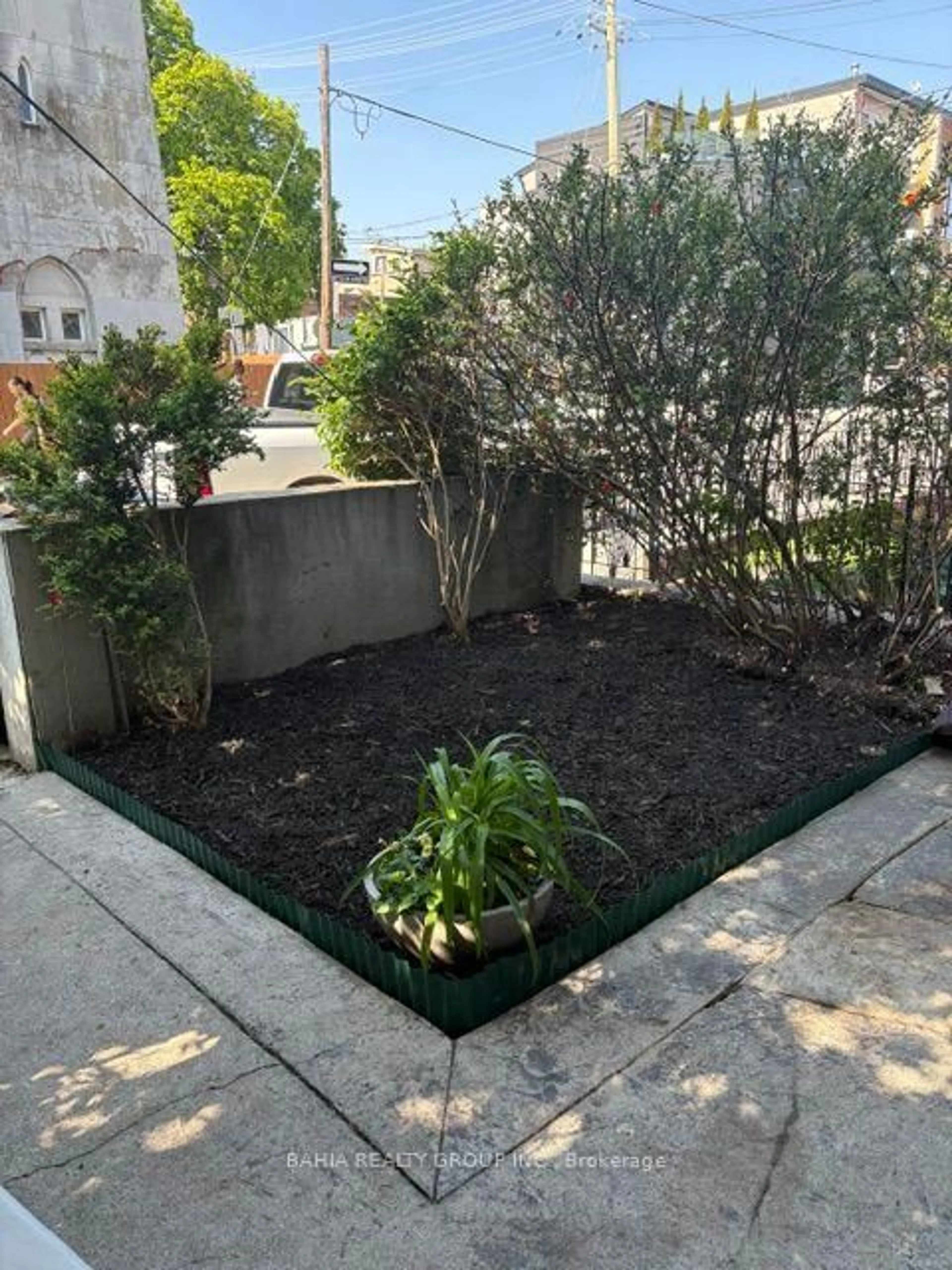 Patio, street for 687 Richmond St, Toronto Ontario M6J 1C4