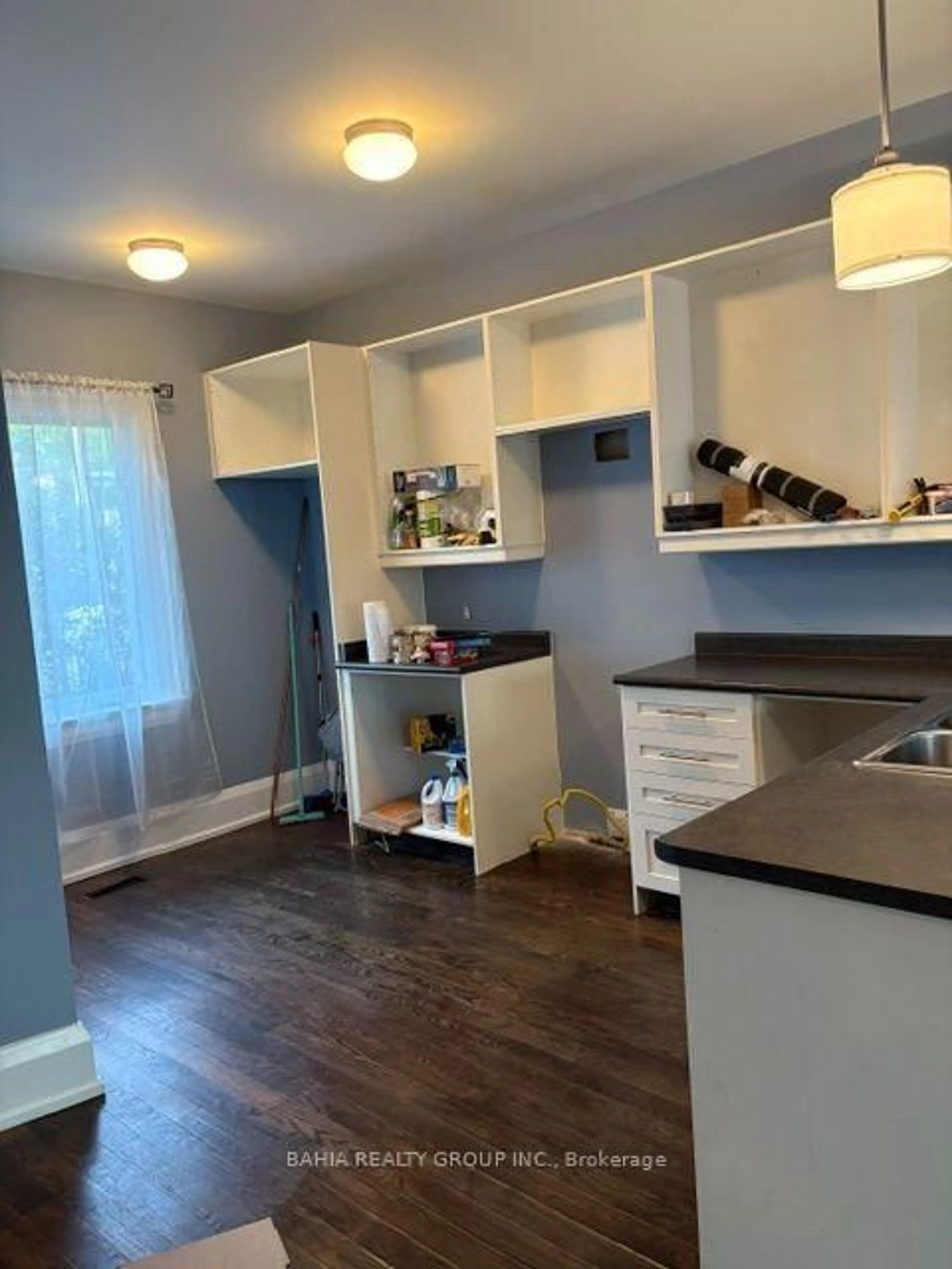 Open concept kitchen, wood/laminate floor for 687 Richmond St, Toronto Ontario M6J 1C4