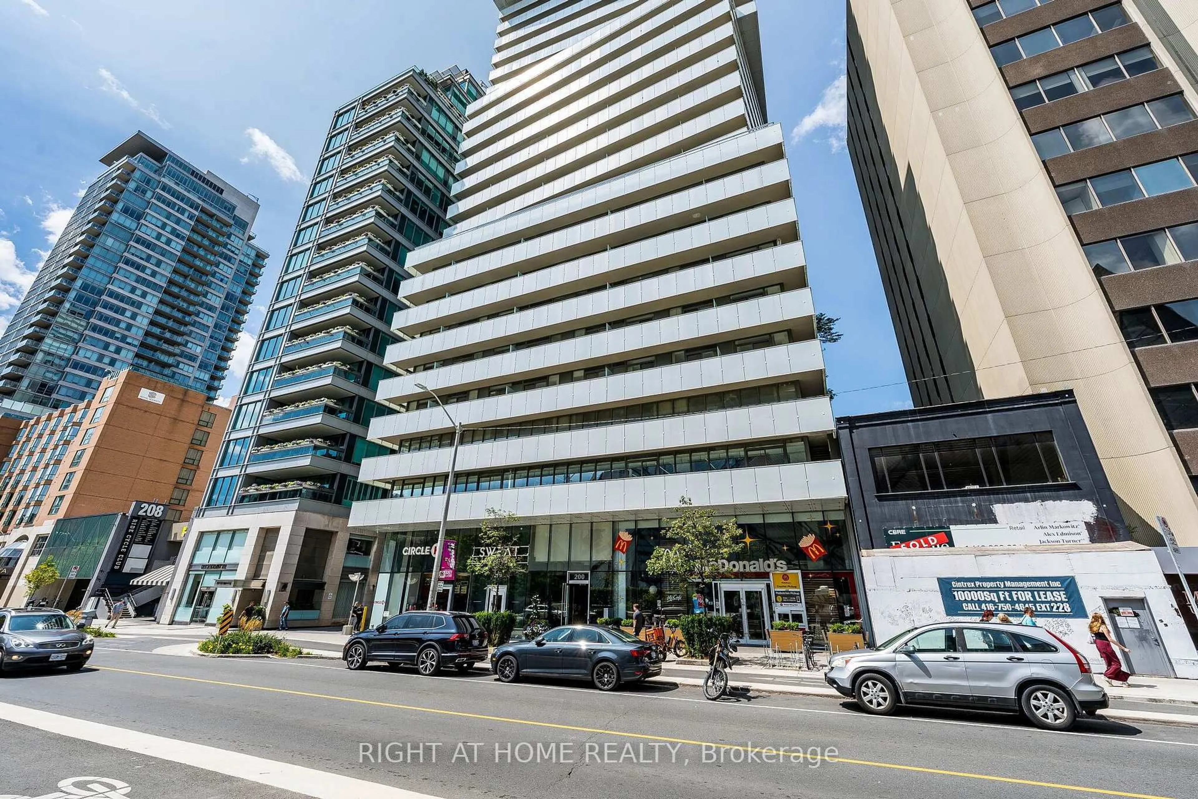 Indoor foyer for 200 Bloor St #1604, Toronto Ontario M5S 0B1