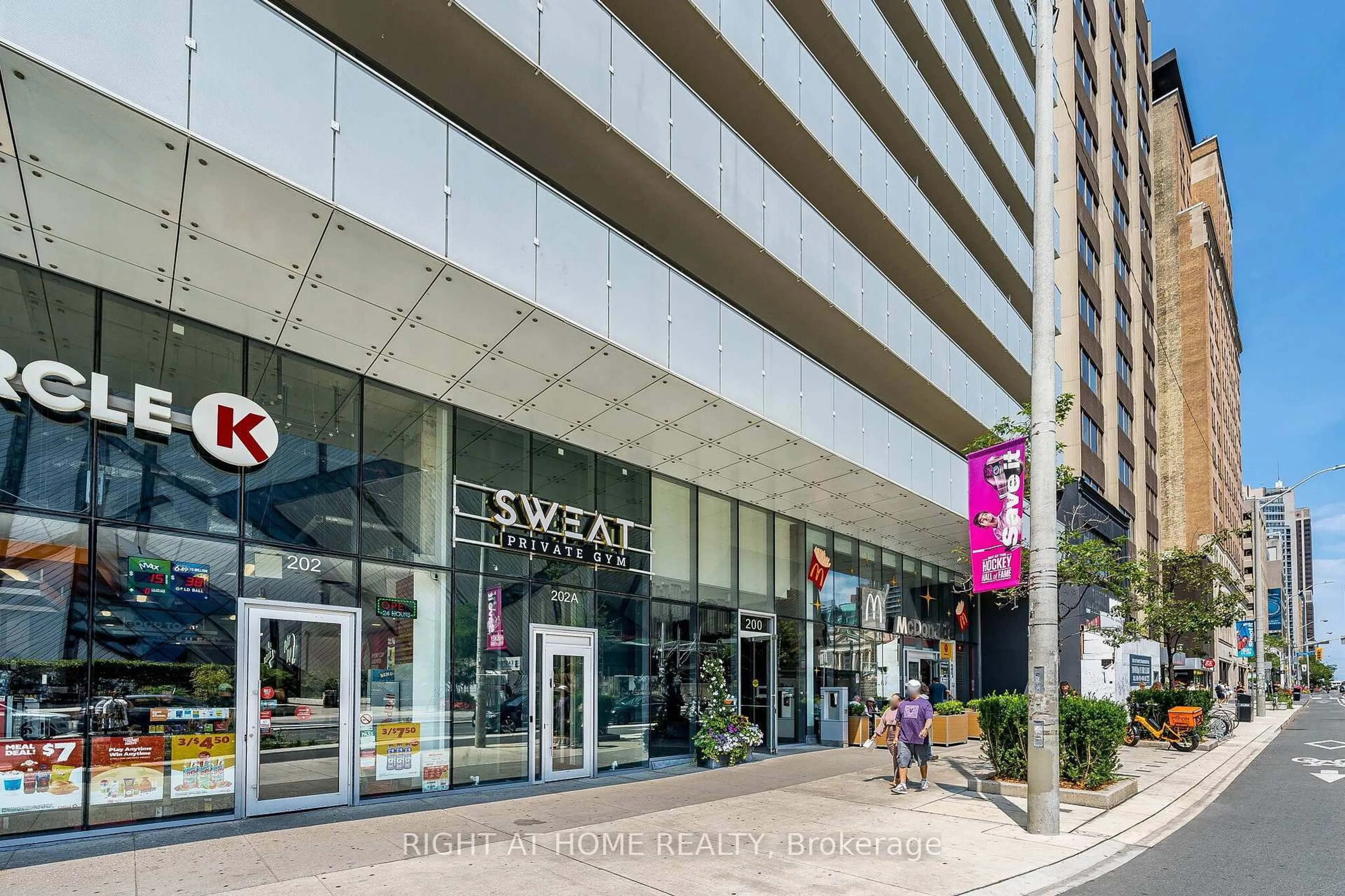 Indoor foyer for 200 Bloor St #1604, Toronto Ontario M5S 0B1