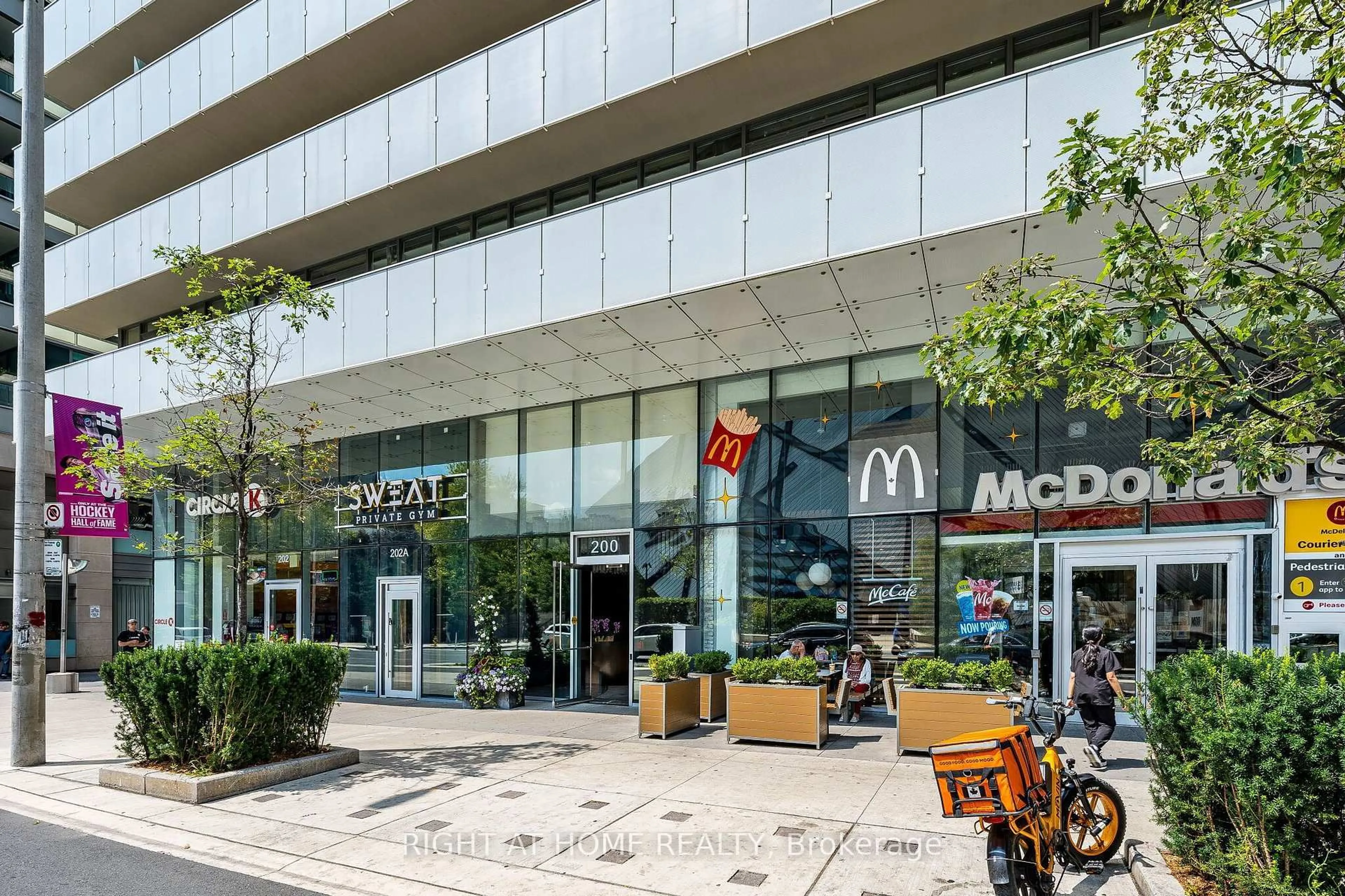 Indoor foyer for 200 Bloor St #1604, Toronto Ontario M5S 0B1