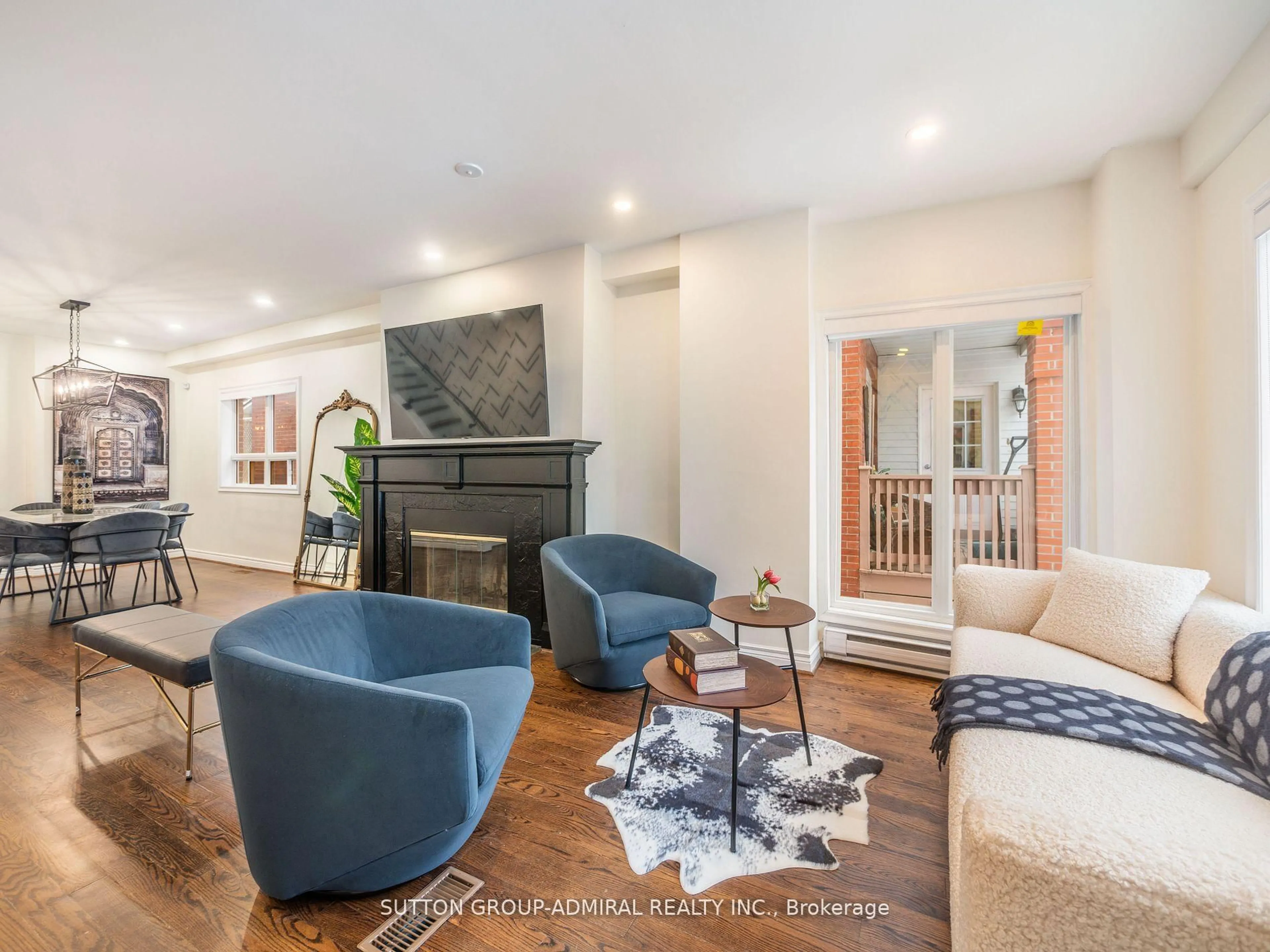 Living room with furniture, unknown for 389 Davisville Ave, Toronto Ontario M4S 1H4
