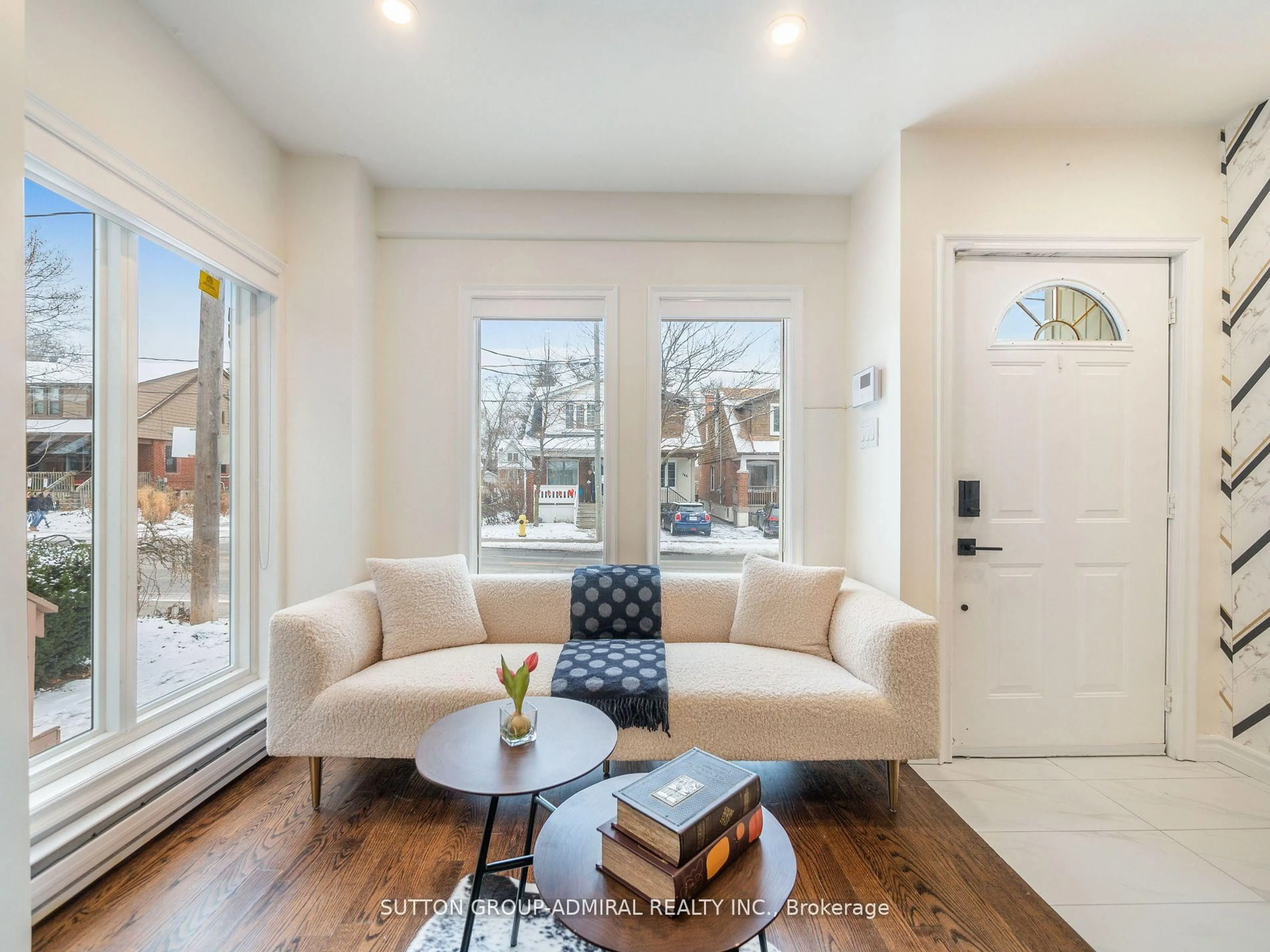Living room with furniture, unknown for 389 Davisville Ave, Toronto Ontario M4S 1H4