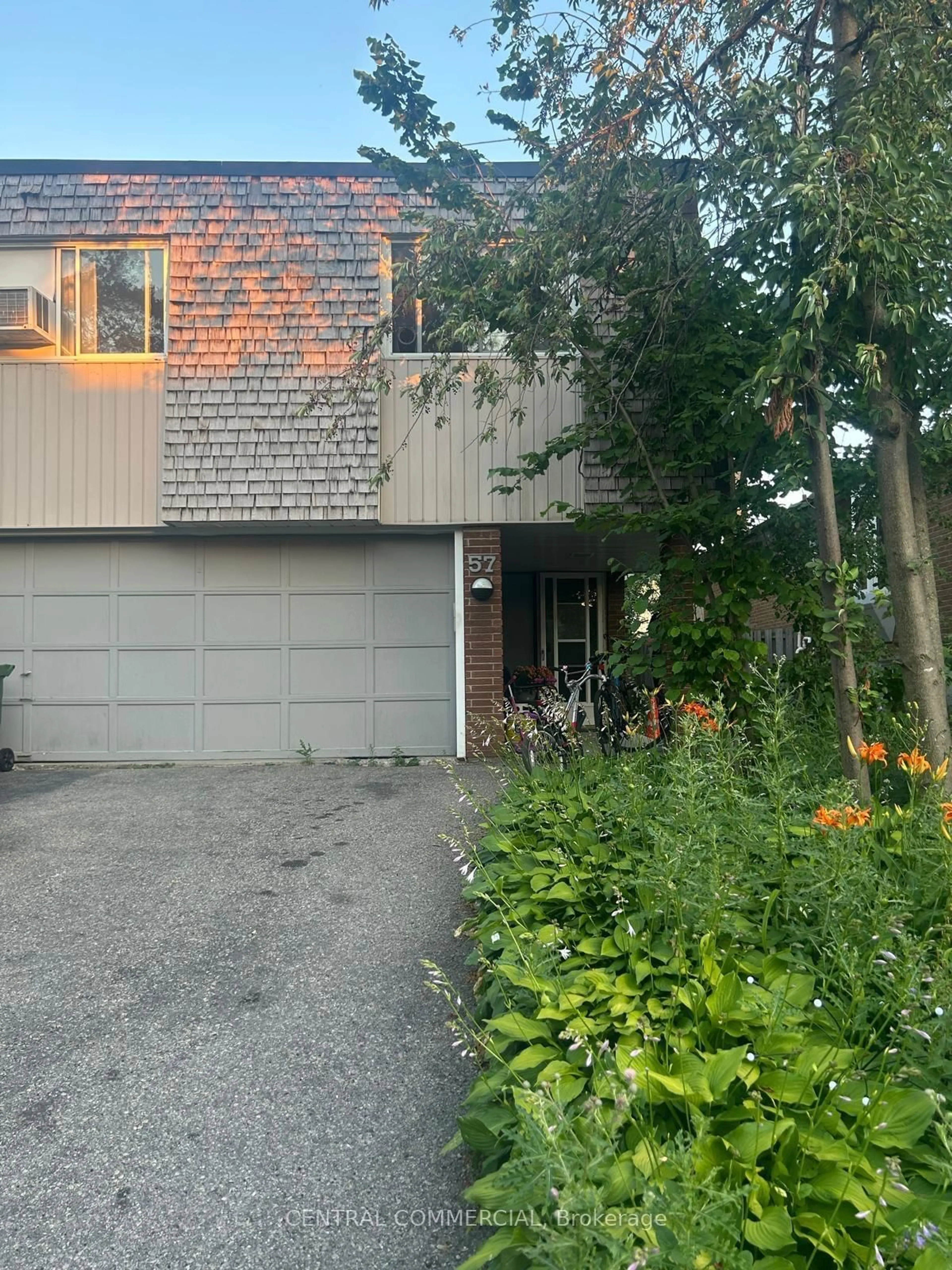 A pic from outside/outdoor area/front of a property/back of a property/a pic from drone, street for 57 Lynch Rd, Toronto Ontario M2J 2V6