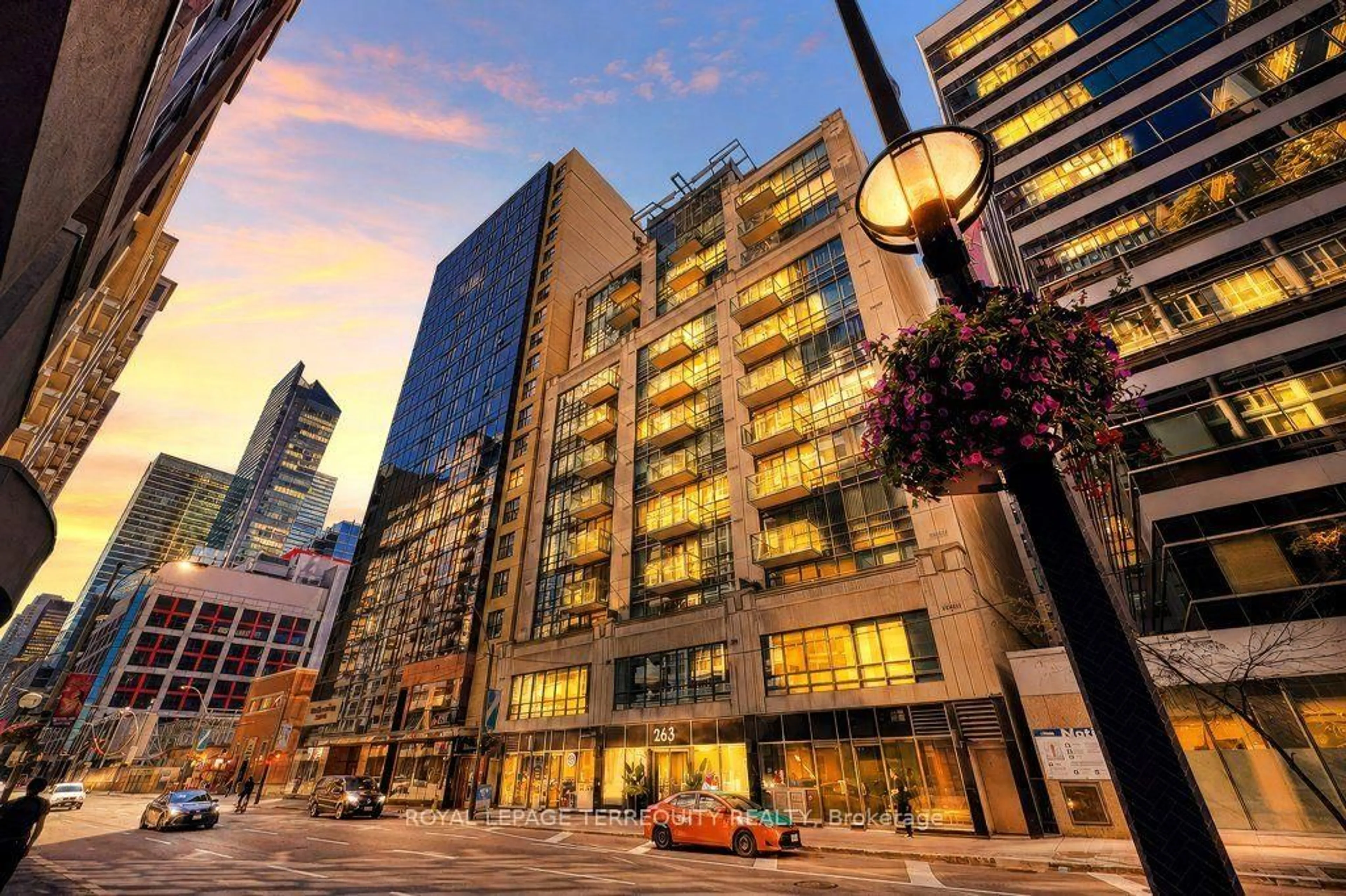 Patio, street for 263 Wellington St #903, Toronto Ontario M5V 3E6