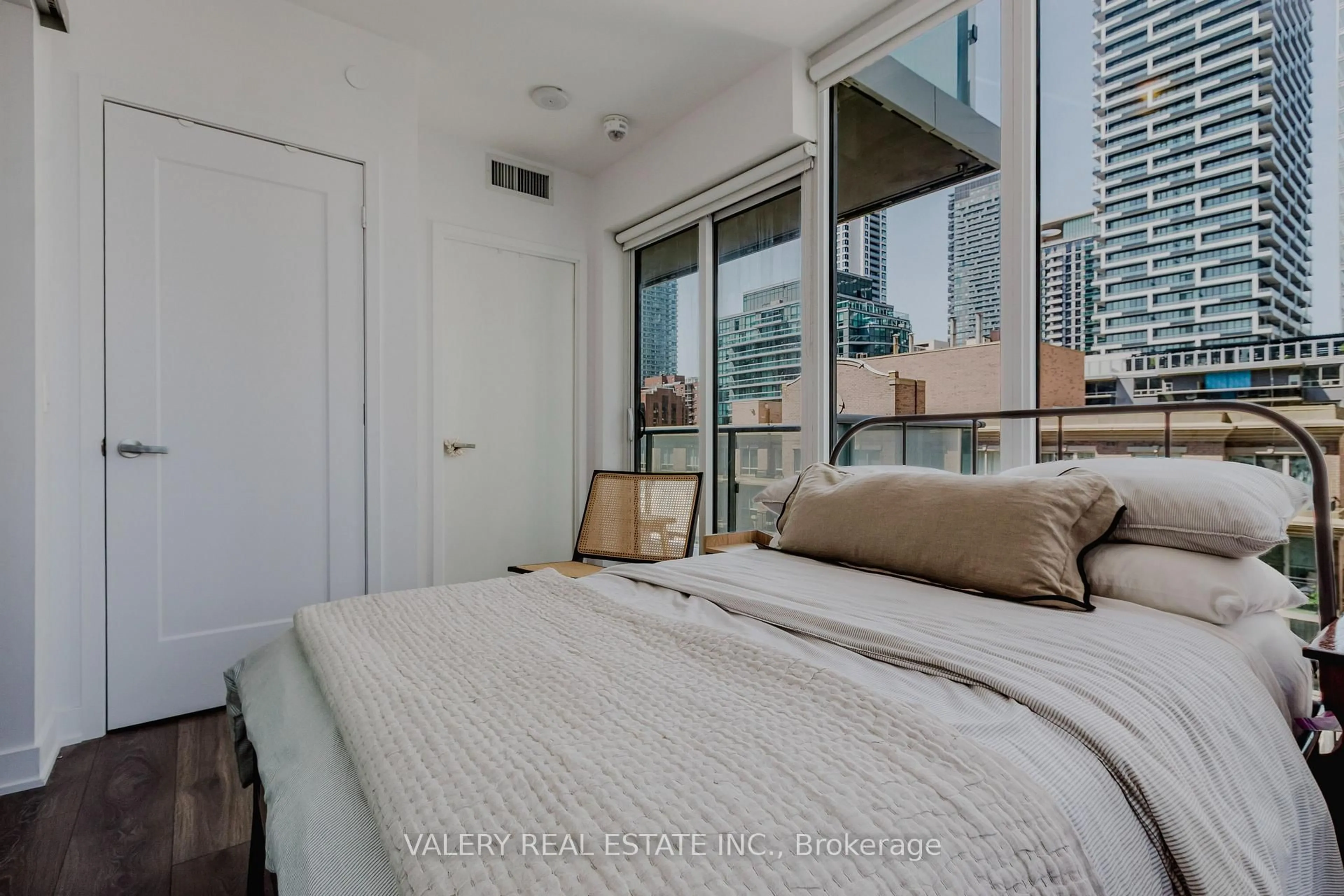 Bedroom with bed, unknown for 195 Redpath Ave #712, Toronto Ontario M4P 0E4