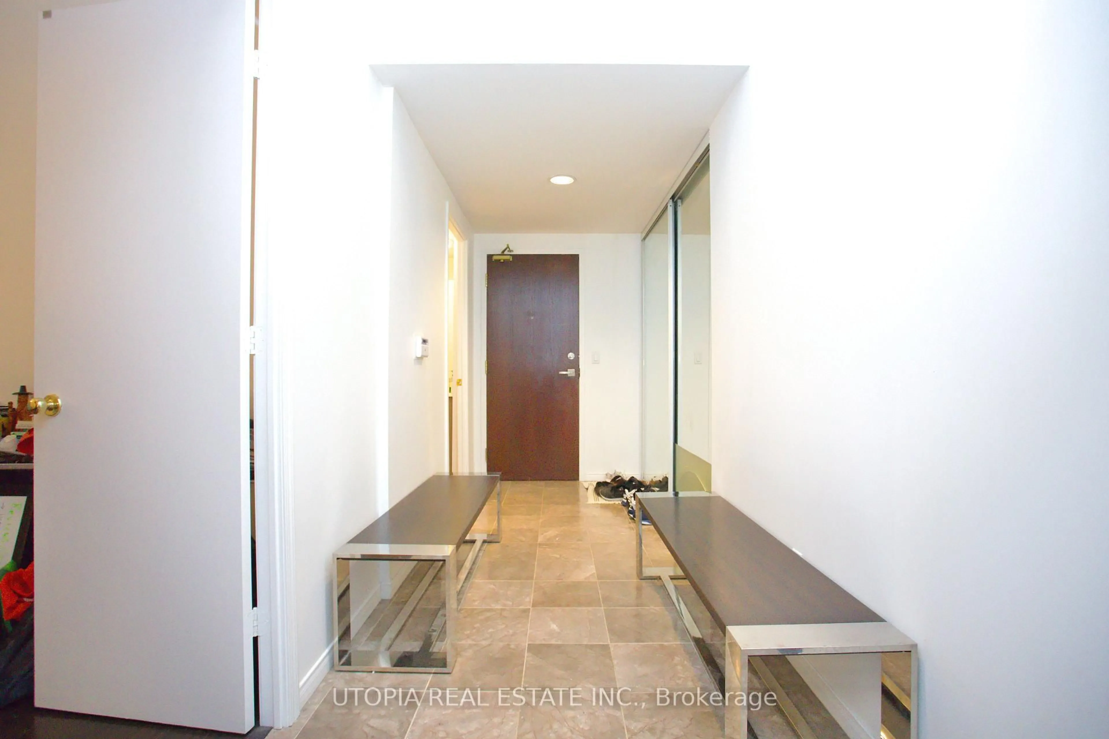 Indoor foyer for 7 King St #1017, Toronto Ontario M5C 1B2
