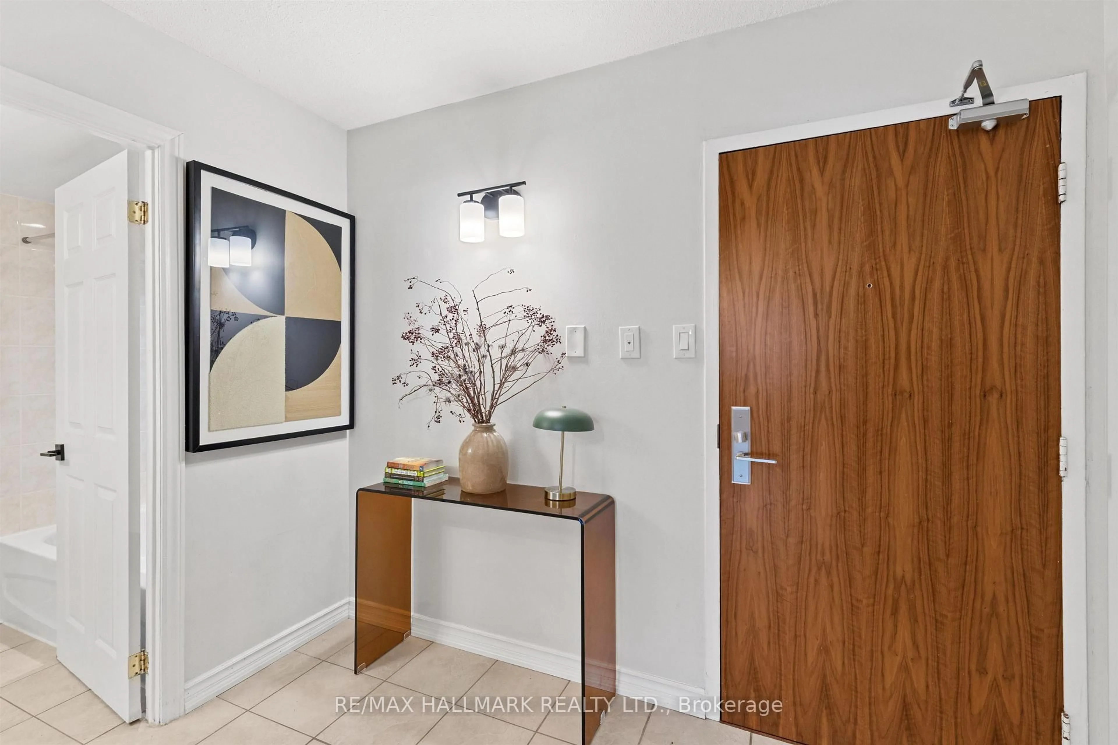 Indoor entryway for 914 Yonge St #1603, Toronto Ontario M4W 3C8