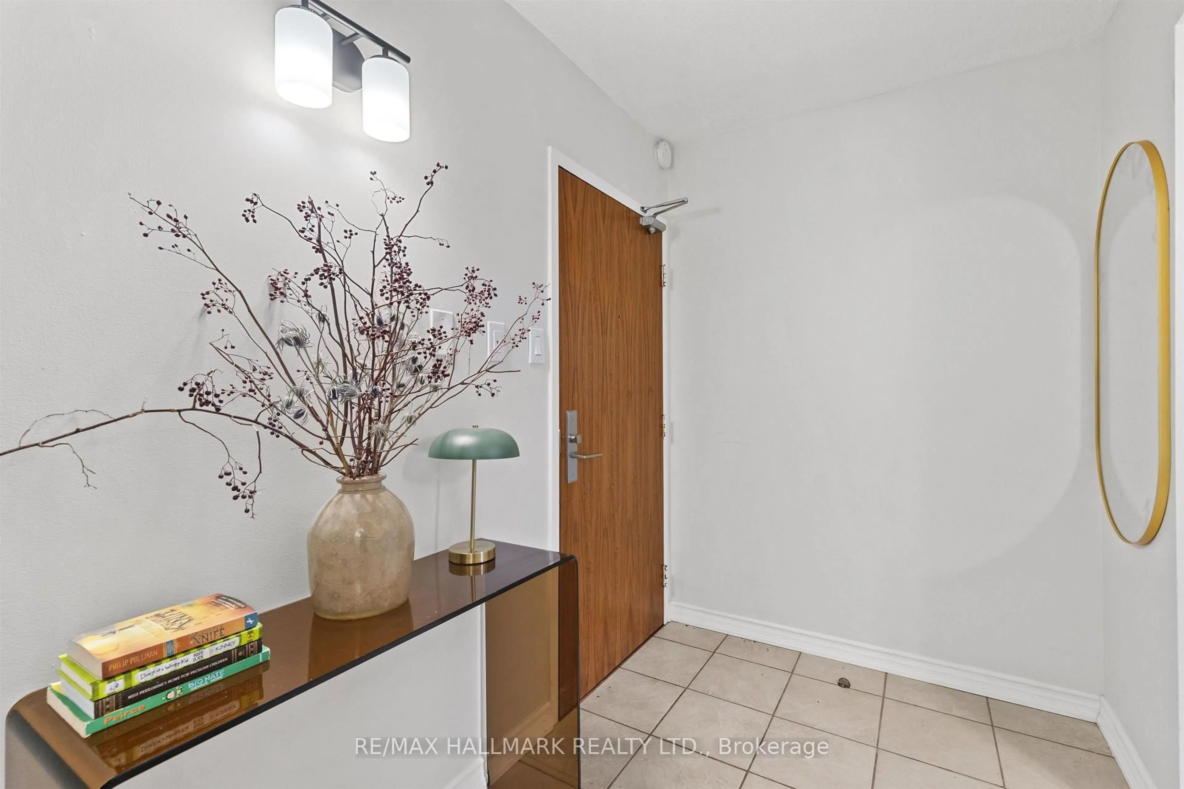 Indoor entryway for 914 Yonge St #1603, Toronto Ontario M4W 3C8