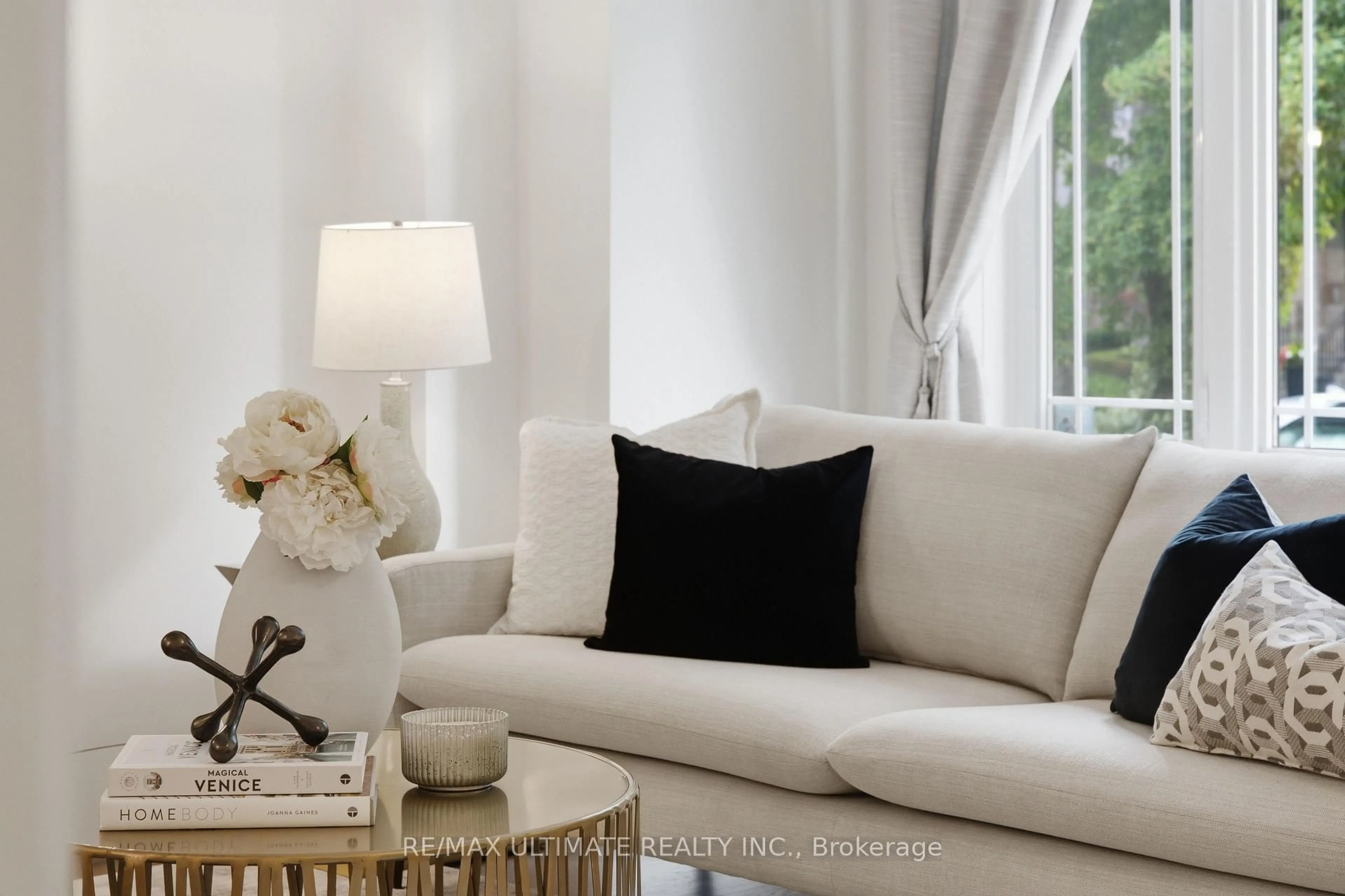 Living room with furniture, unknown for 214 Sutherland Dr, Toronto Ontario M4G 1J2