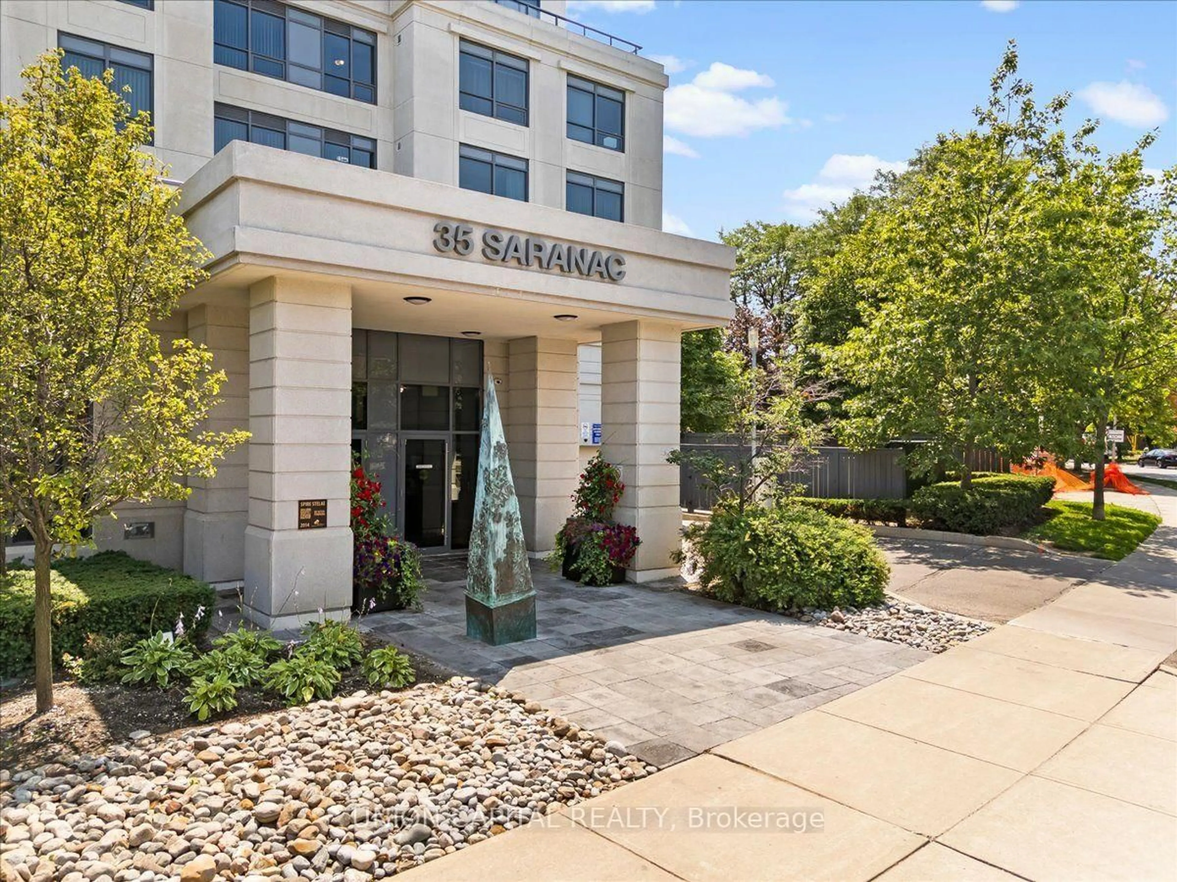 Indoor foyer for 35 Saranac Blvd #609, Toronto Ontario M6A 2G4