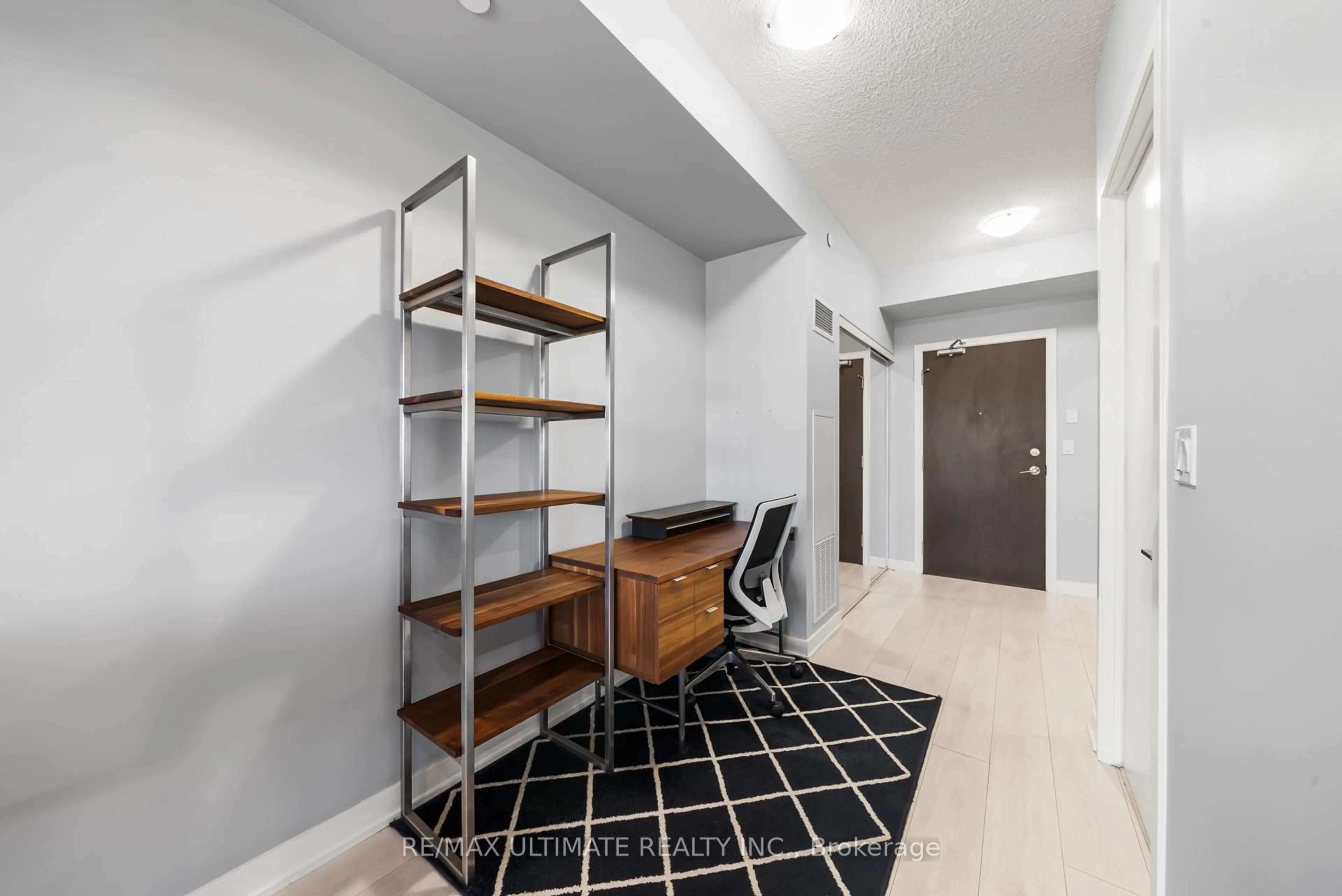 Indoor entryway for 50 Bruyeres Mews #1001, Toronto Ontario M5V 0A7