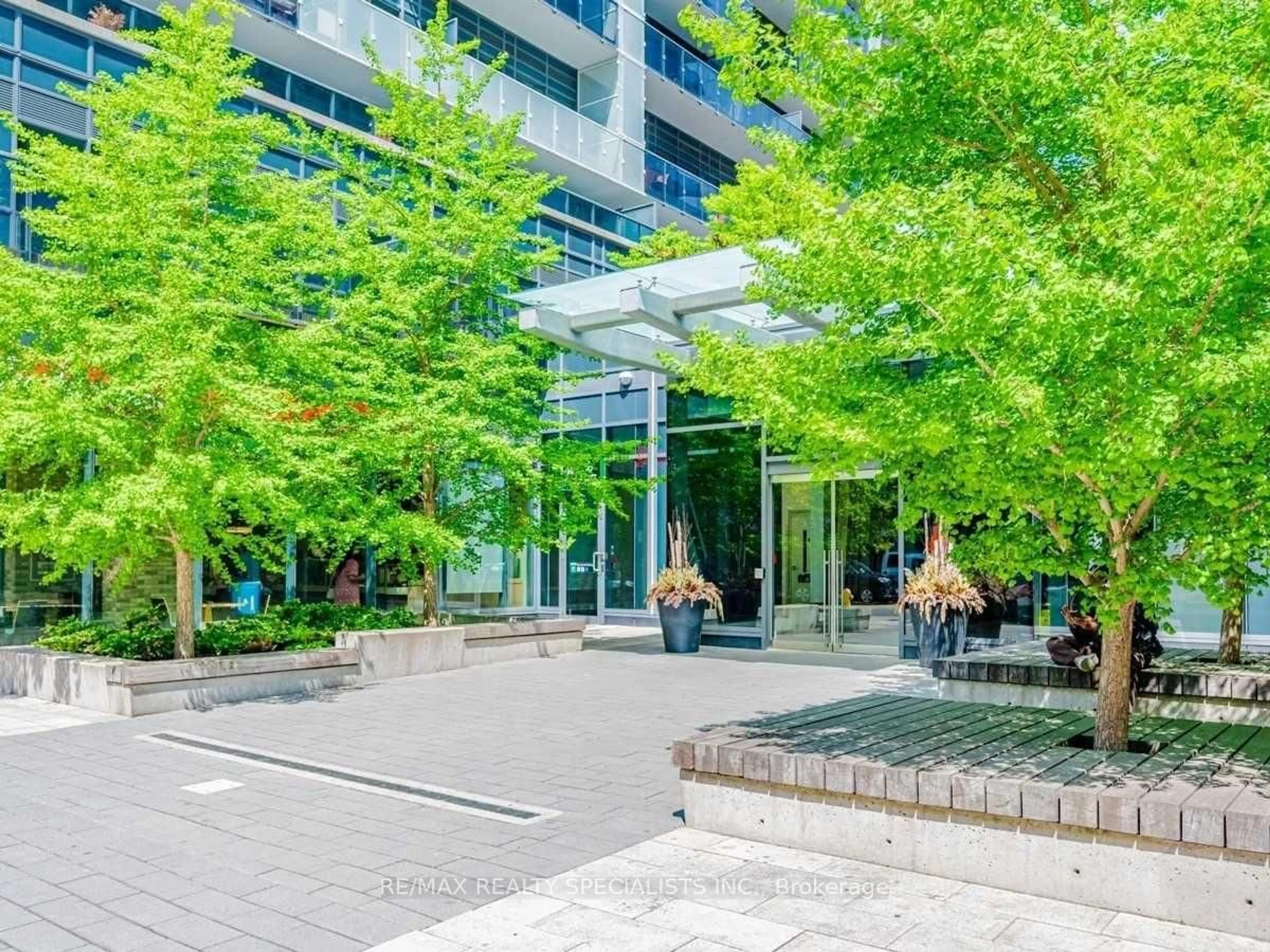 Indoor foyer for 1030 King St #320, Toronto Ontario M6K 0B4