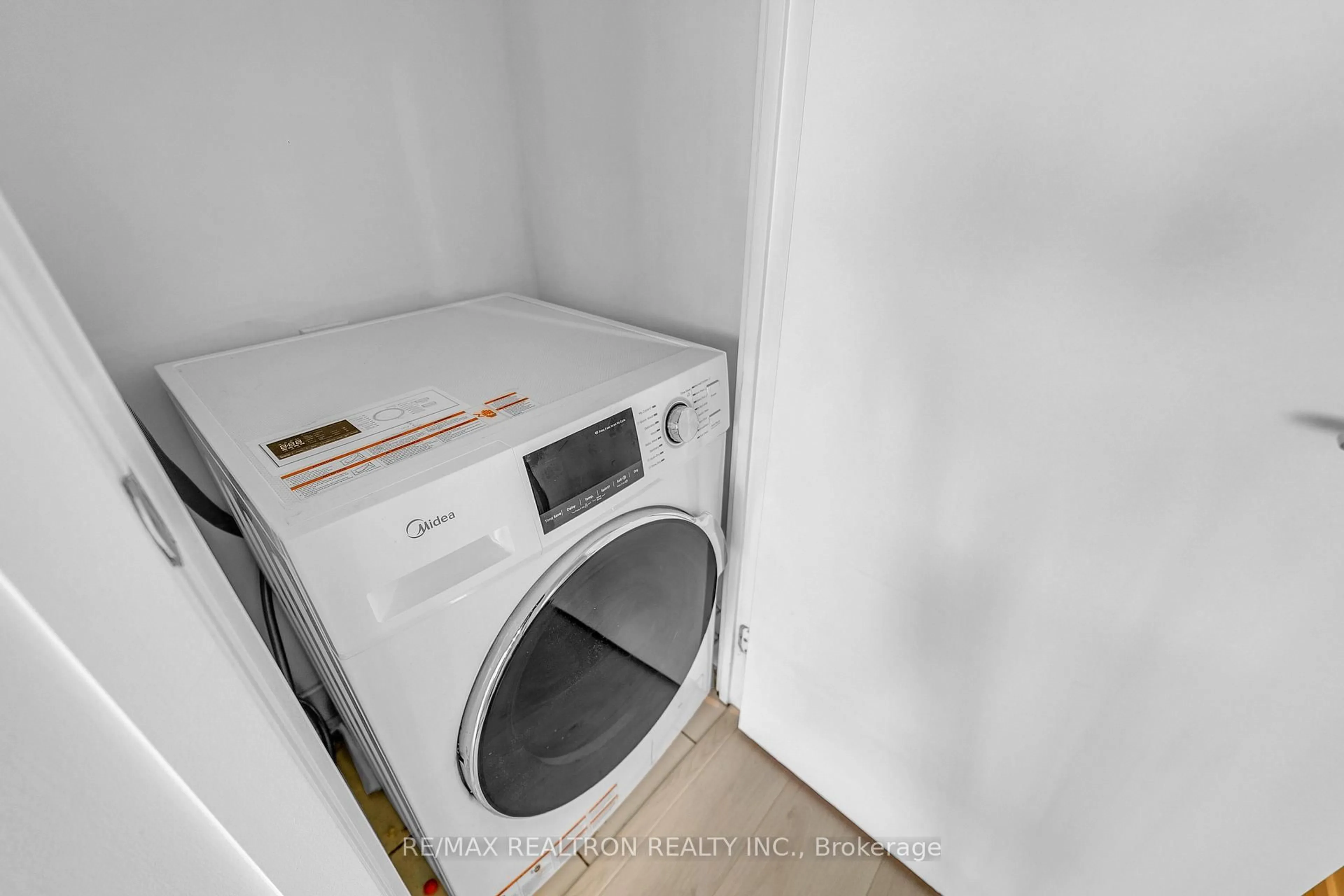 Laundry room for 10 Capreol Crt #711, Toronto Ontario M5V 4B3