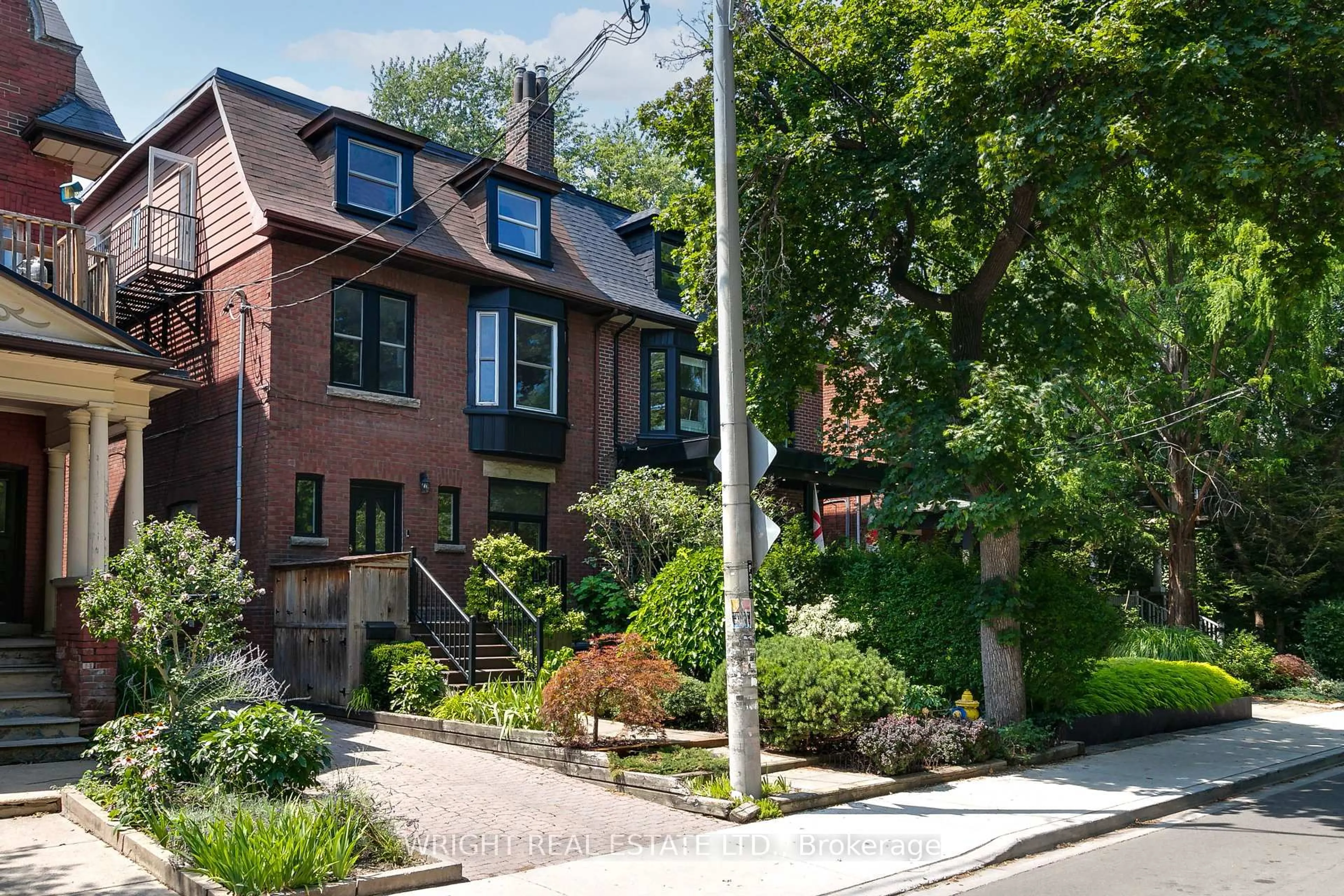 Home with brick exterior material, street for 112 Albany Ave, Toronto Ontario M5R 3C4
