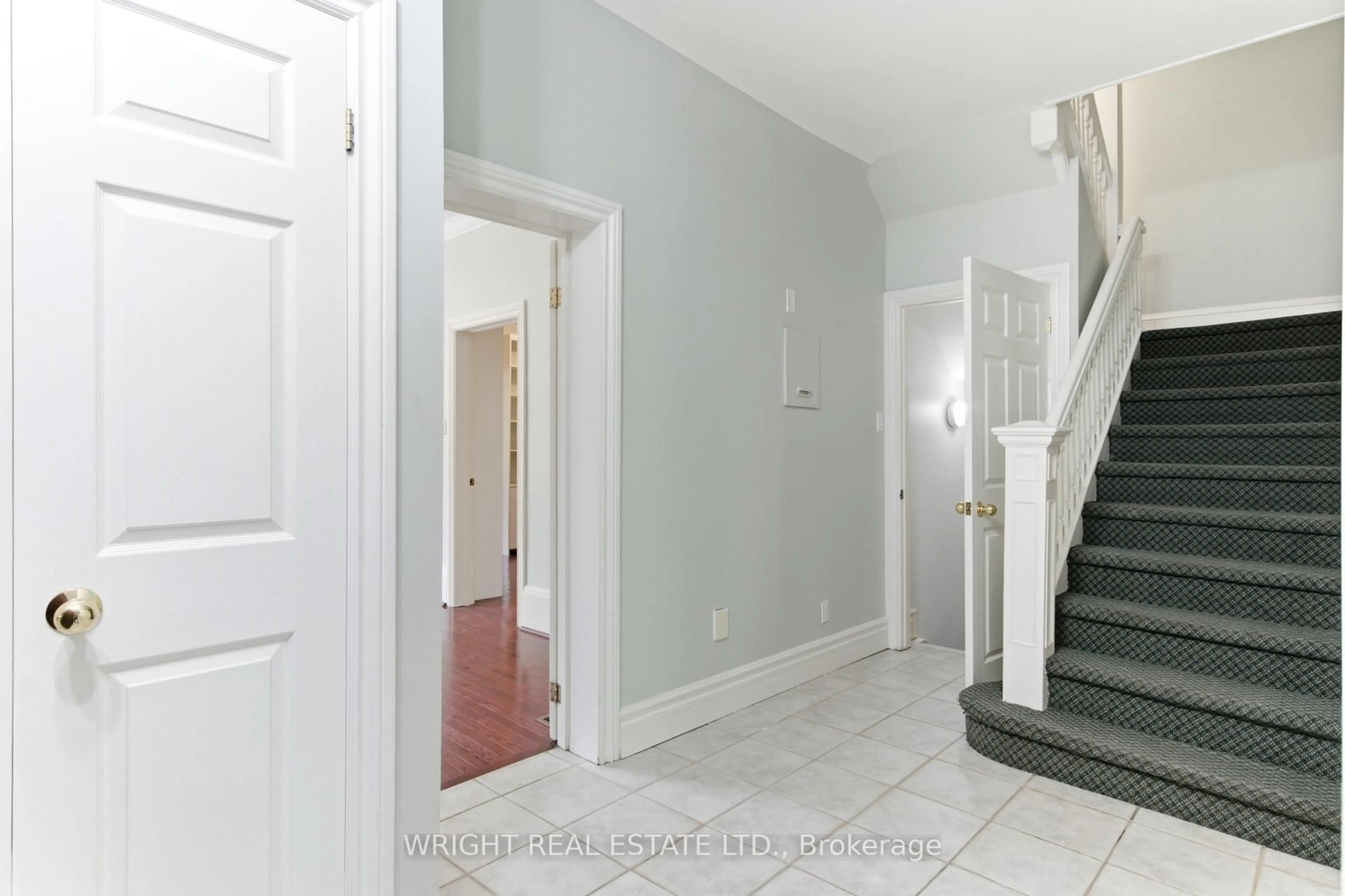 Indoor foyer for 112 Albany Ave, Toronto Ontario M5R 3C4