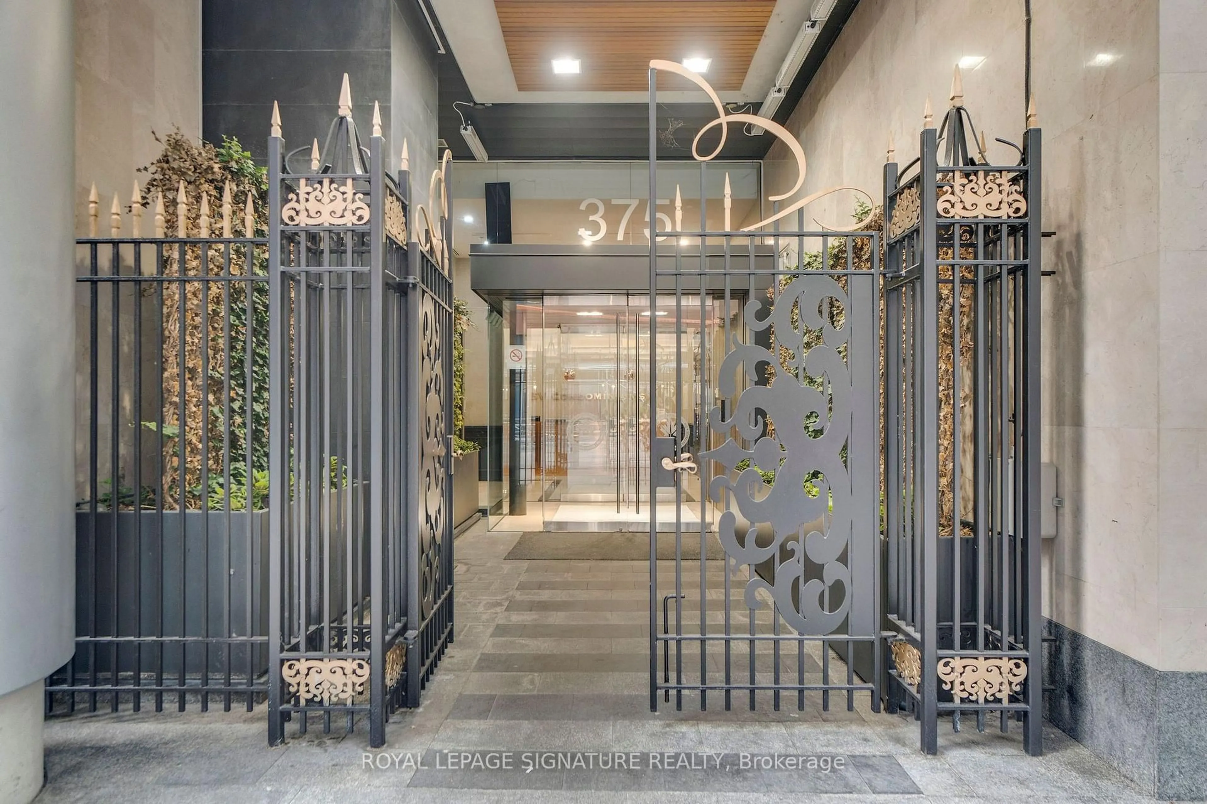 Indoor foyer for 375 King St #3210, Toronto Ontario M5V 1K5