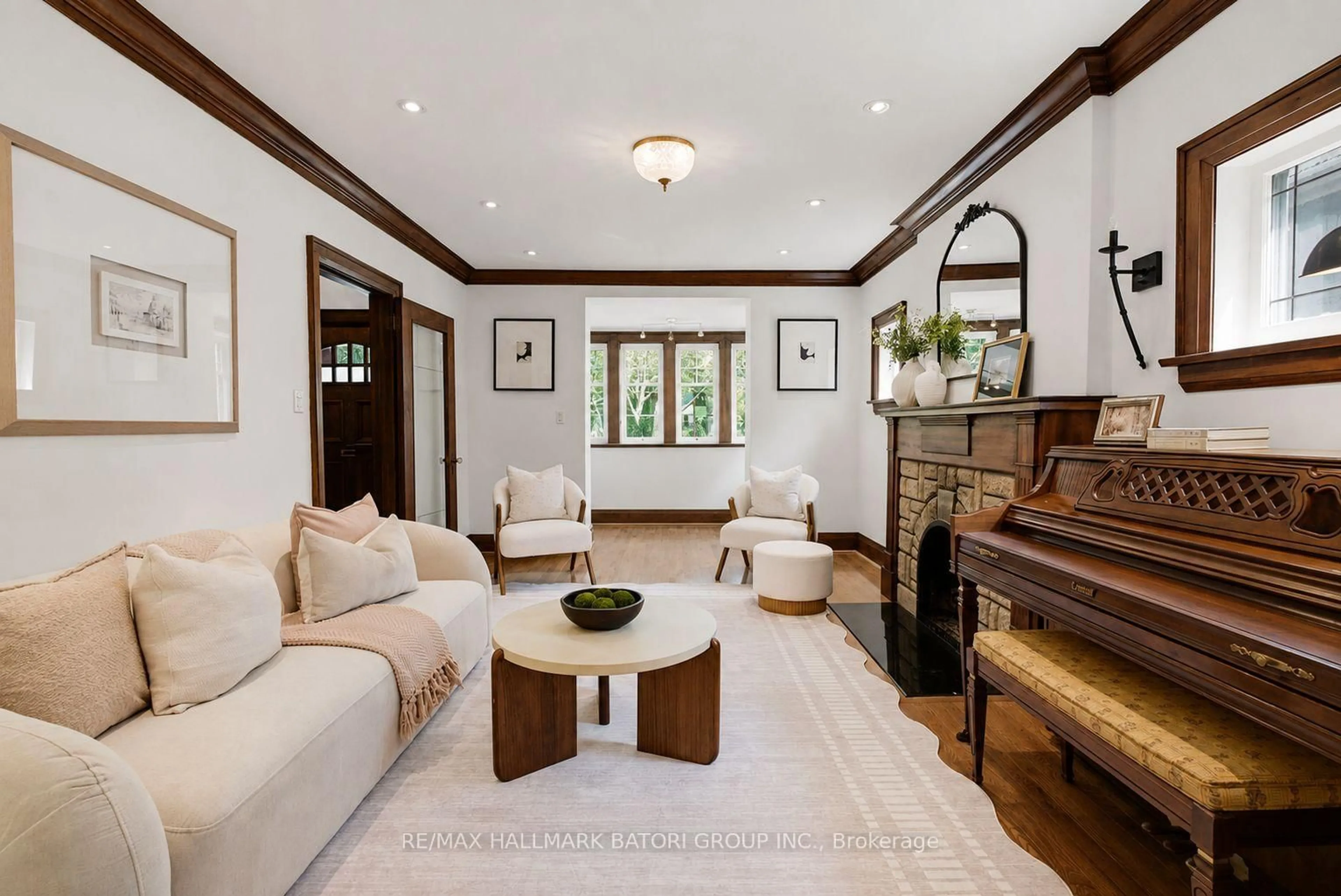 Living room with furniture, unknown for 58 Castlewood Rd, Toronto Ontario M5N 2L2