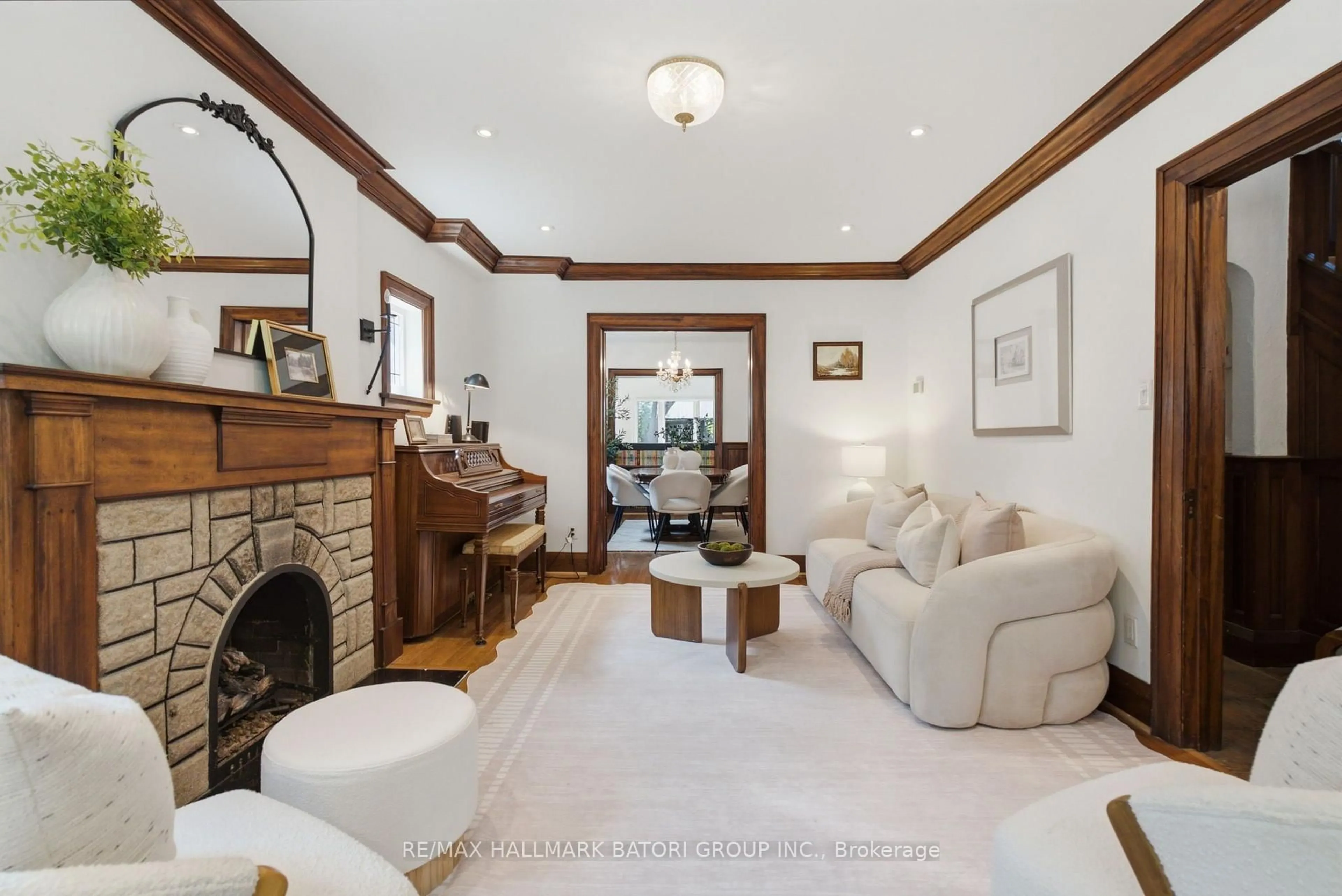 Living room with furniture, unknown for 58 Castlewood Rd, Toronto Ontario M5N 2L2