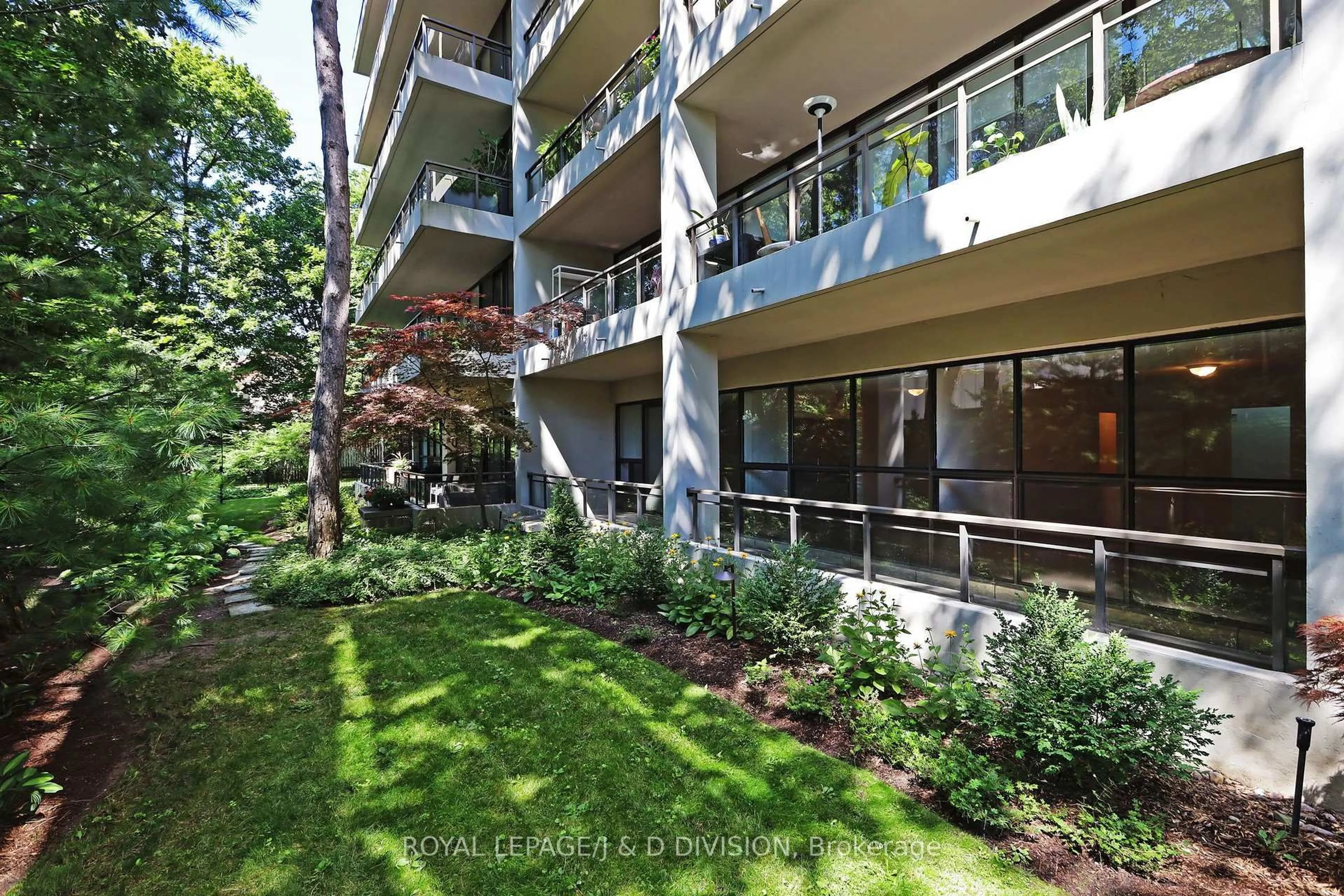 Patio, street for 235 St Clair Ave #106, Toronto Ontario M4V 1R4