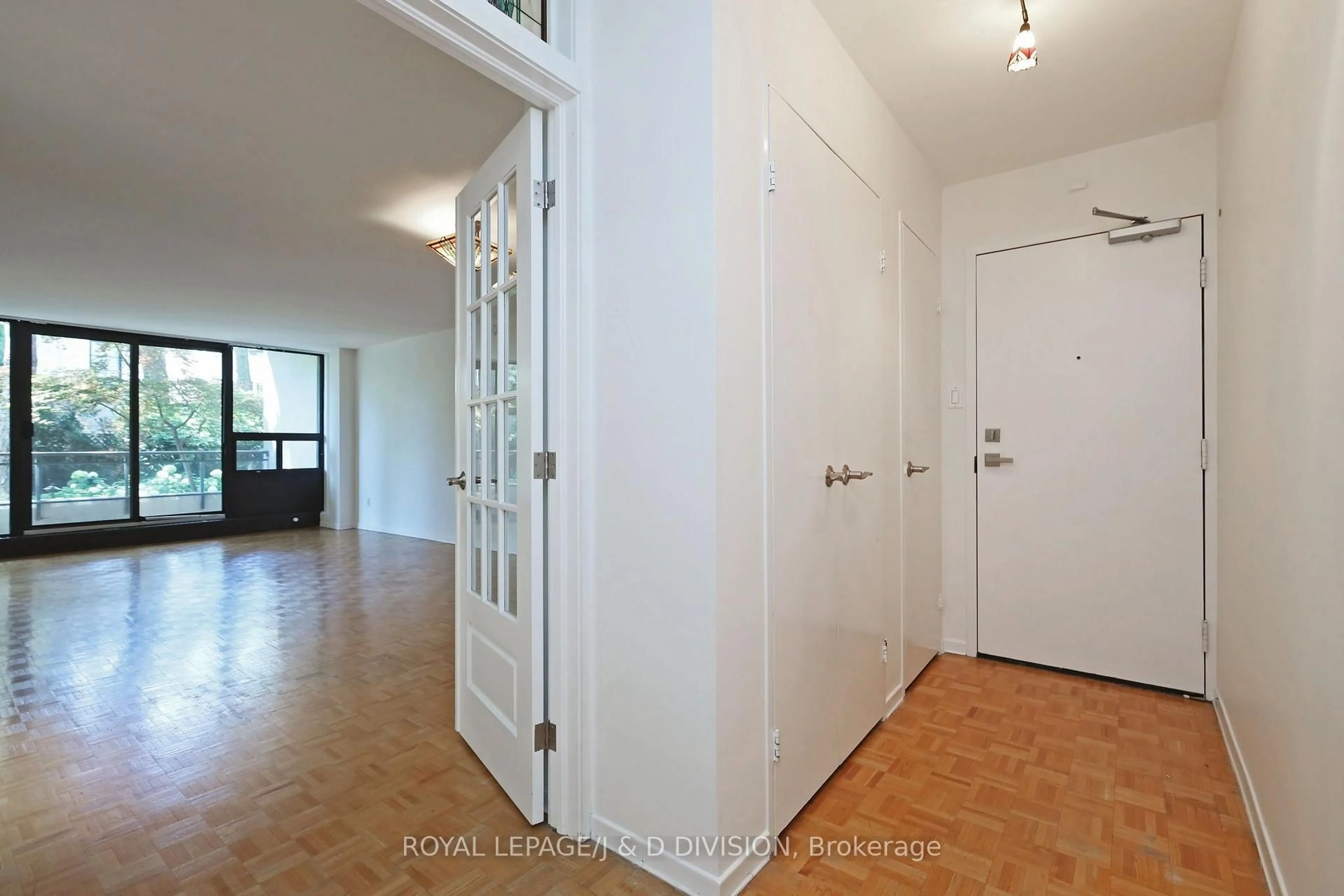 Indoor entryway for 235 St Clair Ave #106, Toronto Ontario M4V 1R4